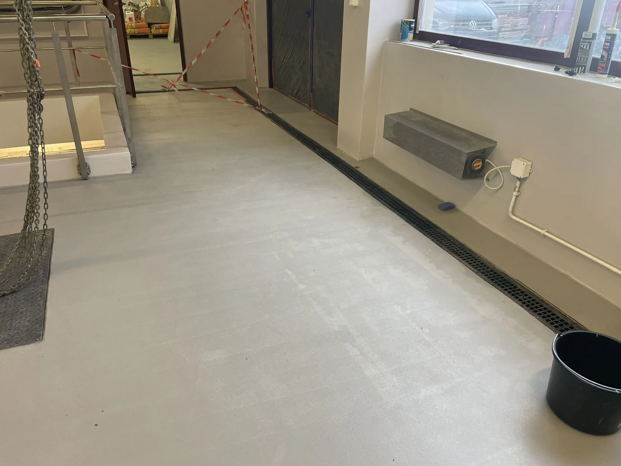 Заливка и раскатывание эпоксидного пола на производстве или в ТЦ / ТопПолГарант