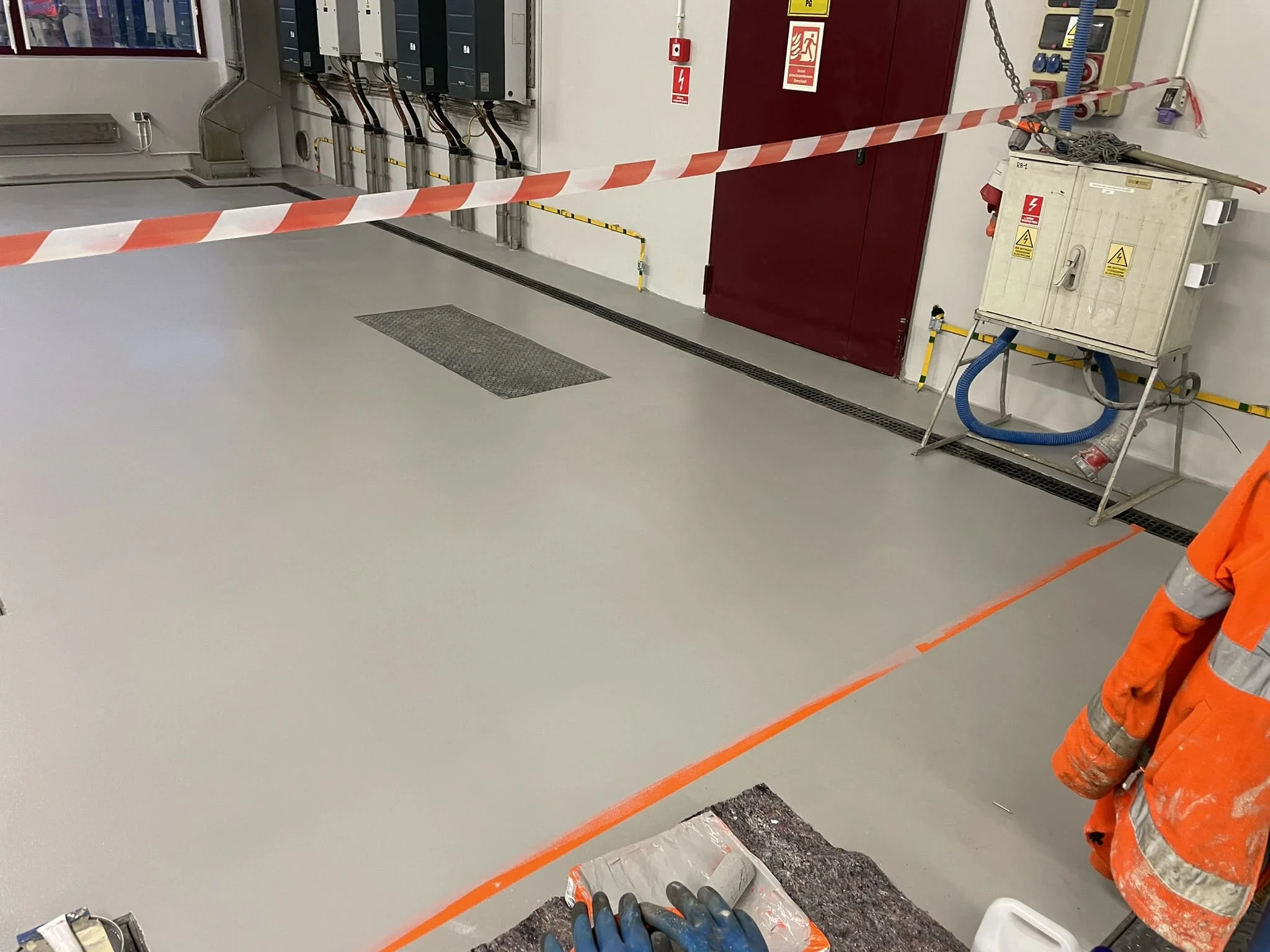 Процесс заливки эпоксидного пола с использованием игольчатого валика / ТопПолГарант