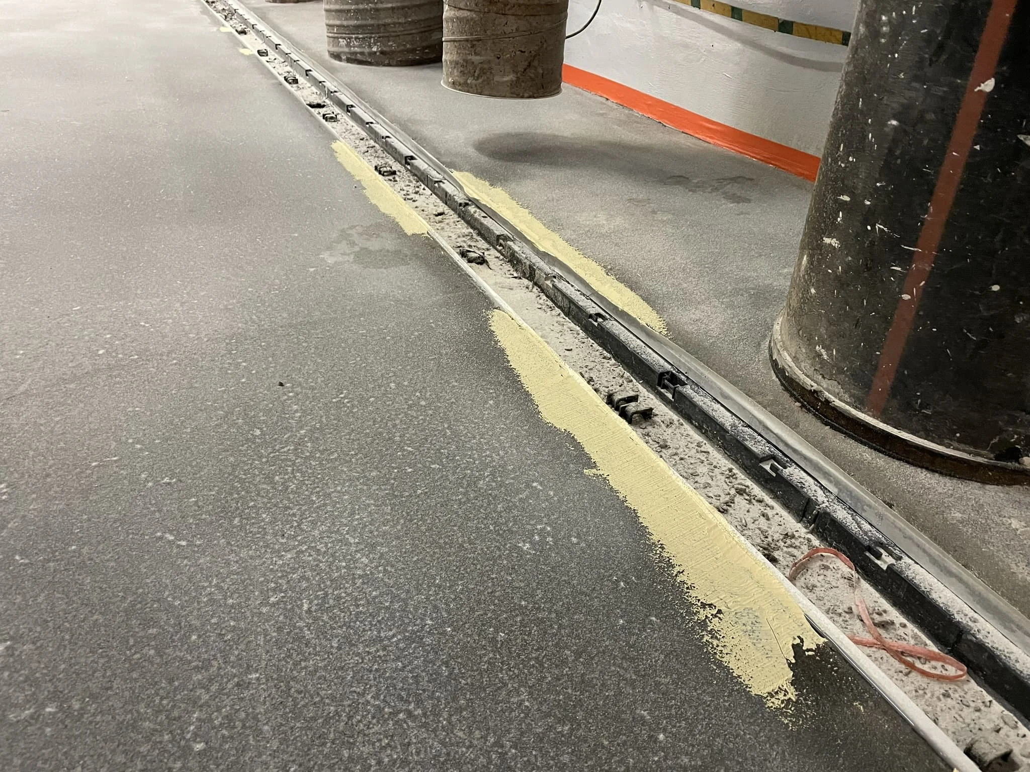 Чистая лаборатория или торговый зал с цветным эпоксидным покрытием и зонировкой / ТопПолГарант