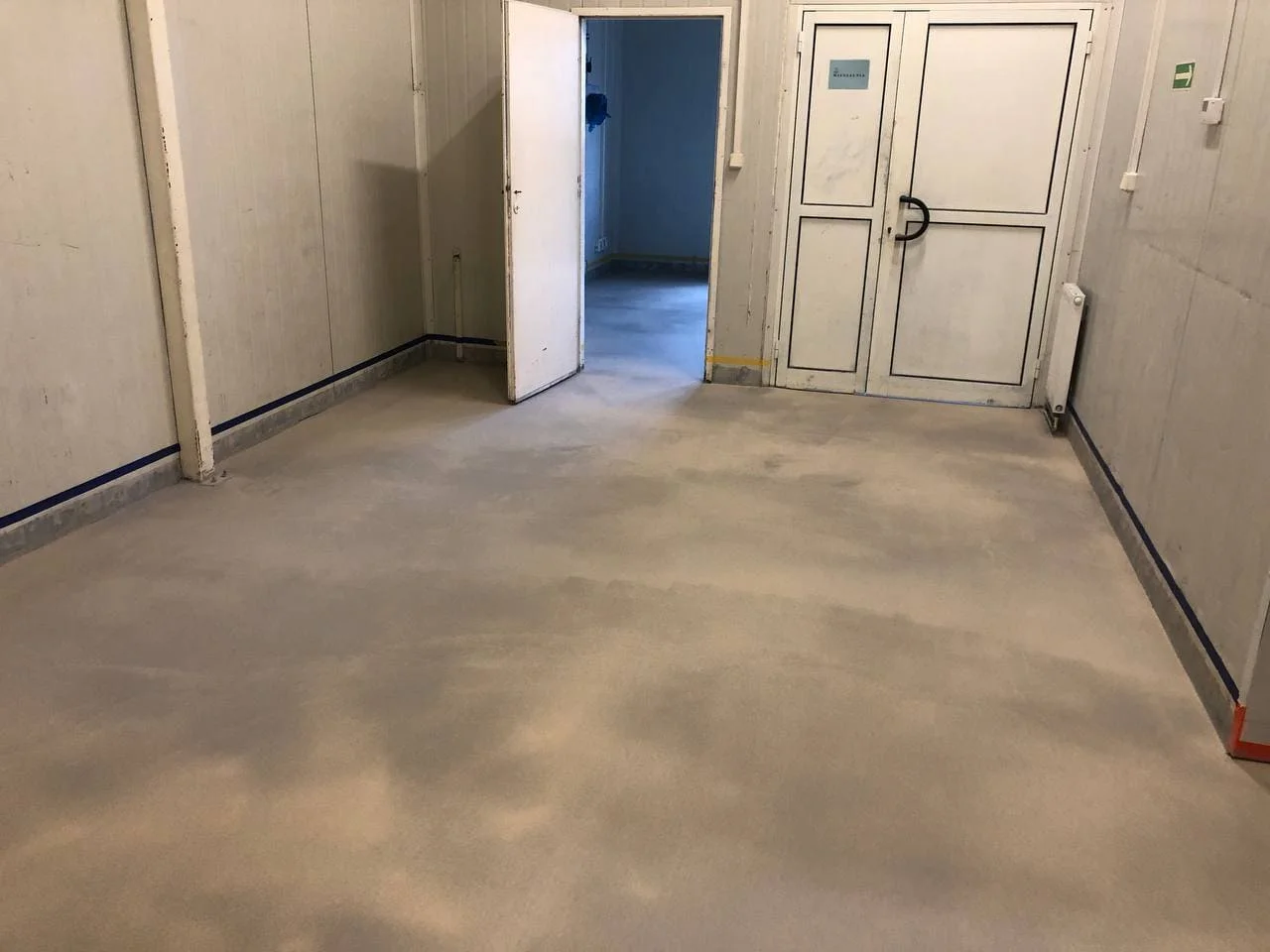 Монтаж технического наливного пола в серверной или инженерном помещении / ТопПолГарант