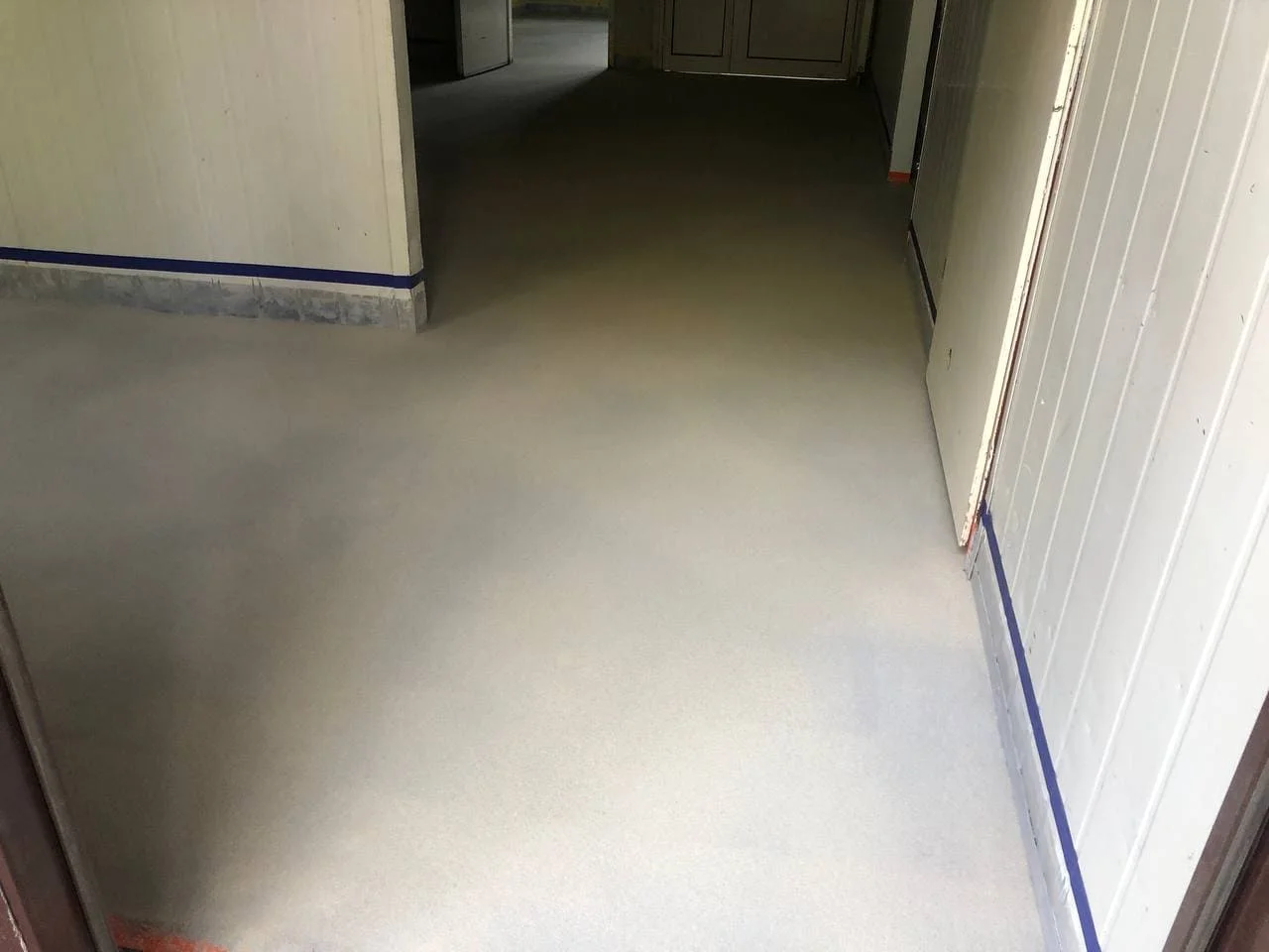 Эксплуатация бесшовного технического пола в коридоре склада и инженерной зоны / ТопПолГарант