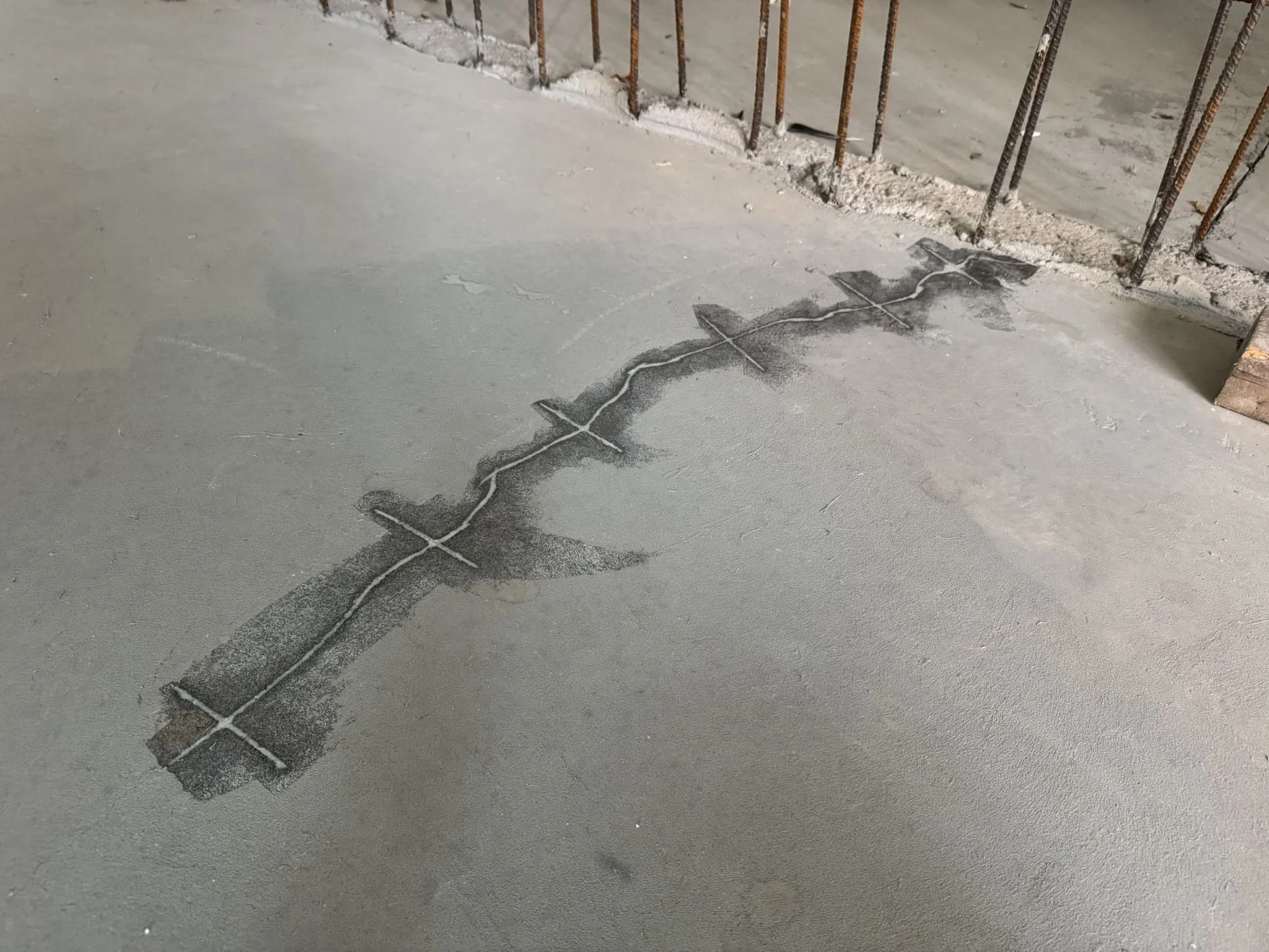 Ровная заливка технического пола по маякам в машинном зале / ТопПолГарант