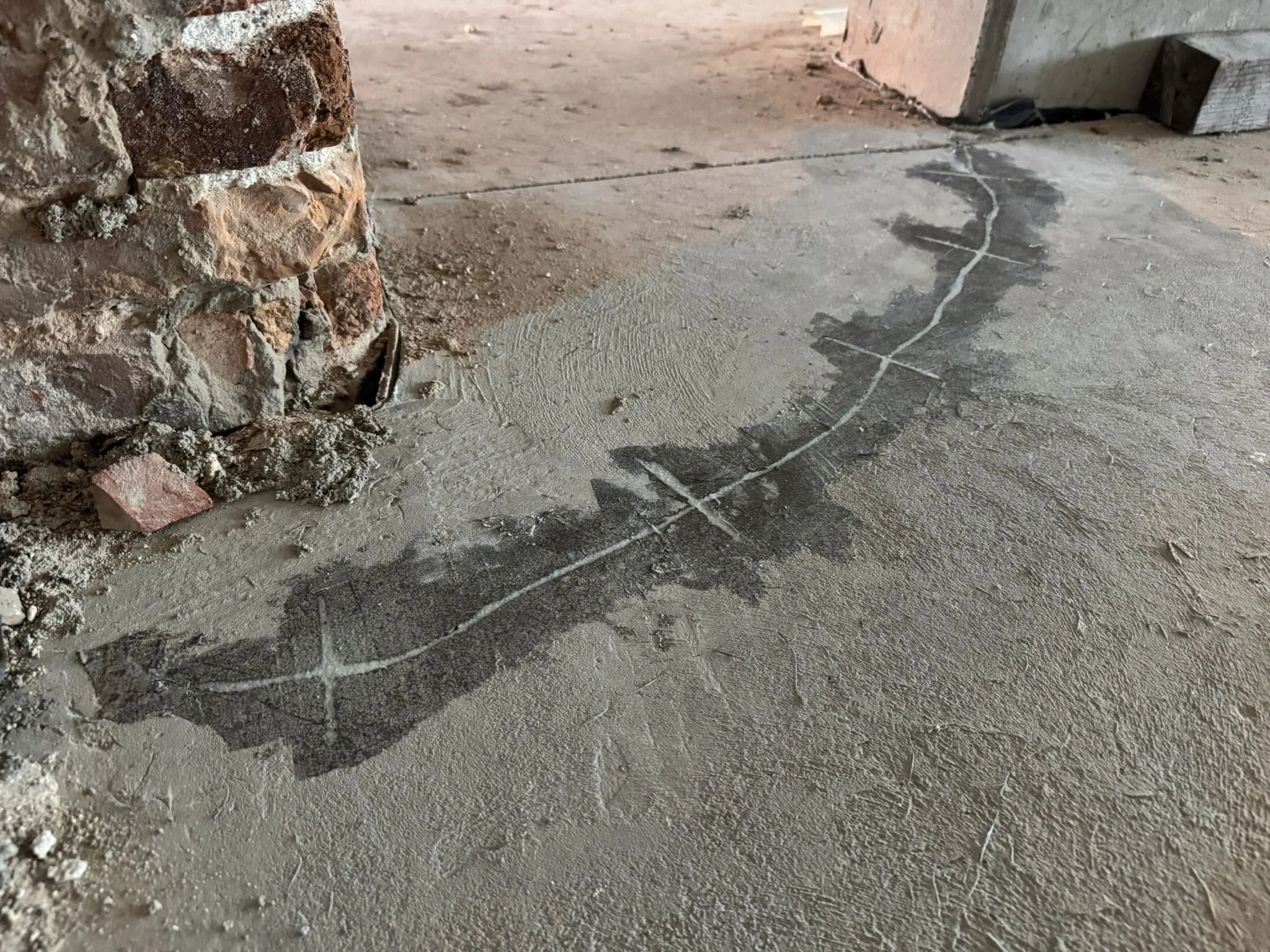 Удаление пузырей игольчатым валиком при монтаже наливного покрытия в серверной / ТопПолГарант