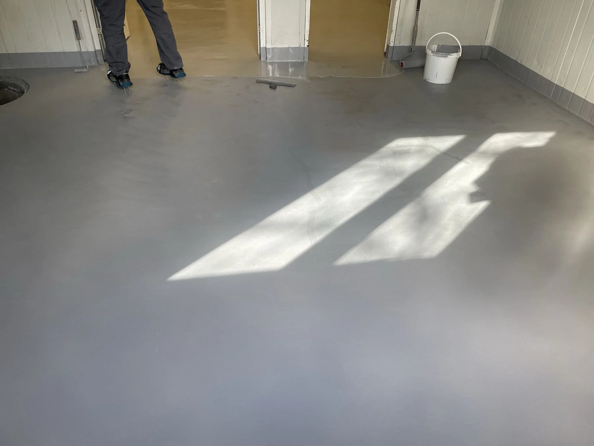 Эксплуатация толстослойного производственного наливного пола в цеху с техникой / ТопПолГарант