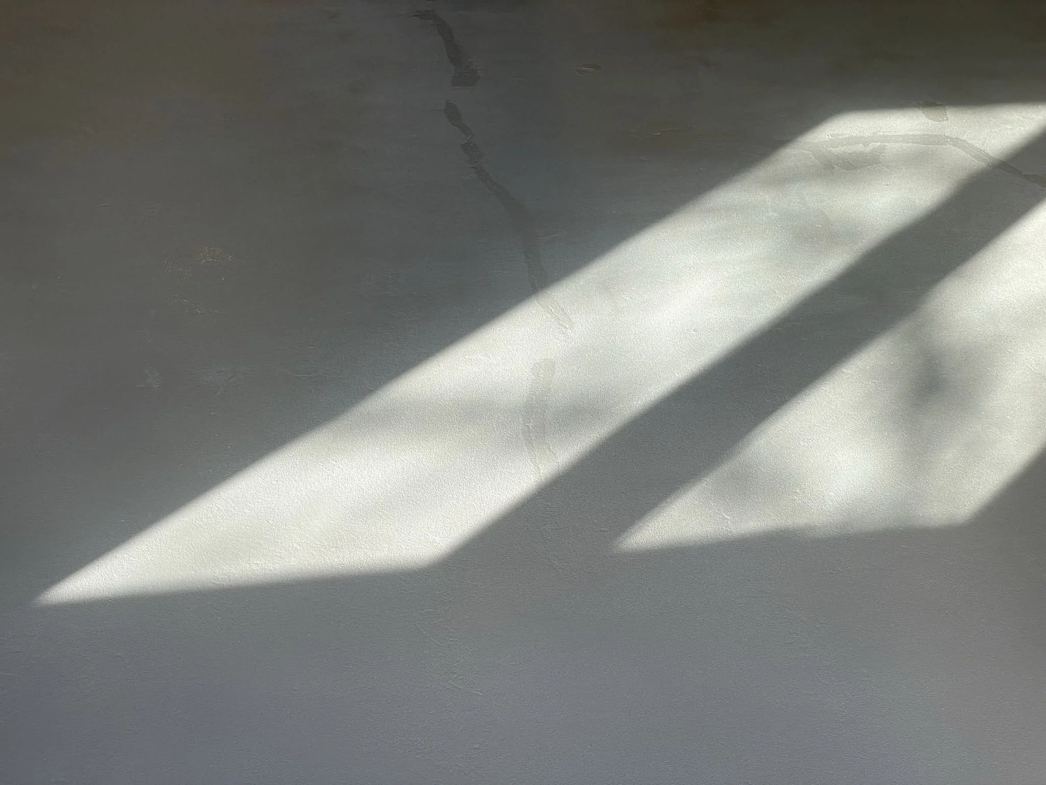 Монтаж, обслуживание и локальный ремонт технического наливного пола в инженерном коридоре / ТопПолГарант