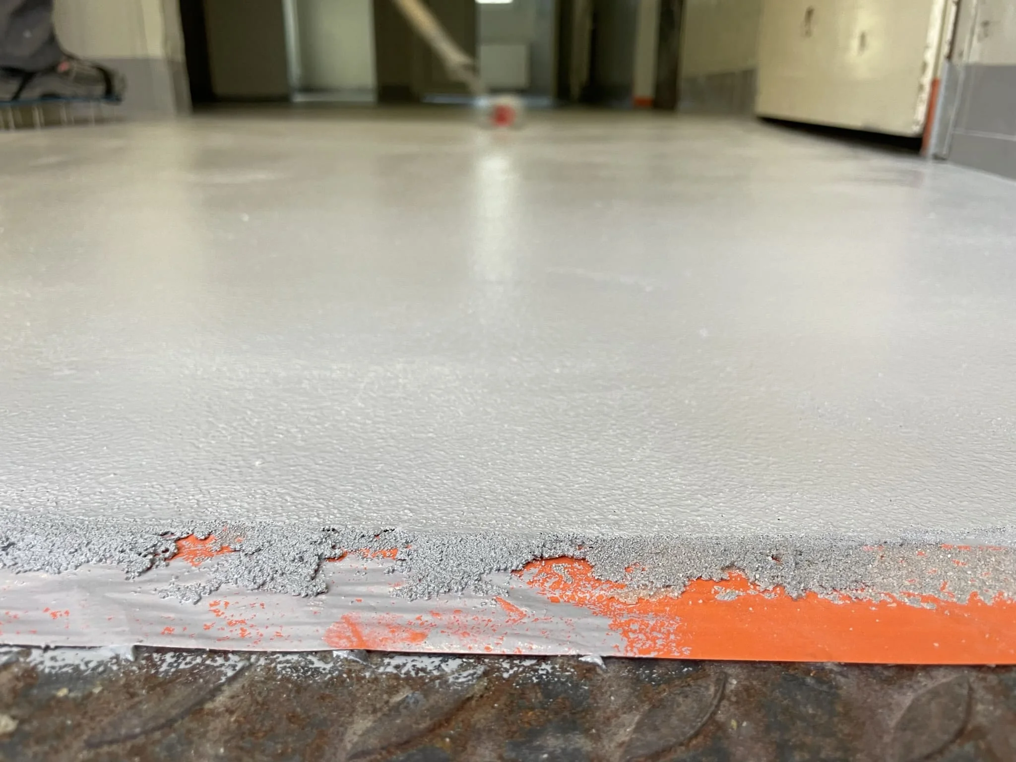 Монтаж антискользящего слоя на наливном полу в автомоечной или пищевой зоне / ТопПолГарант
