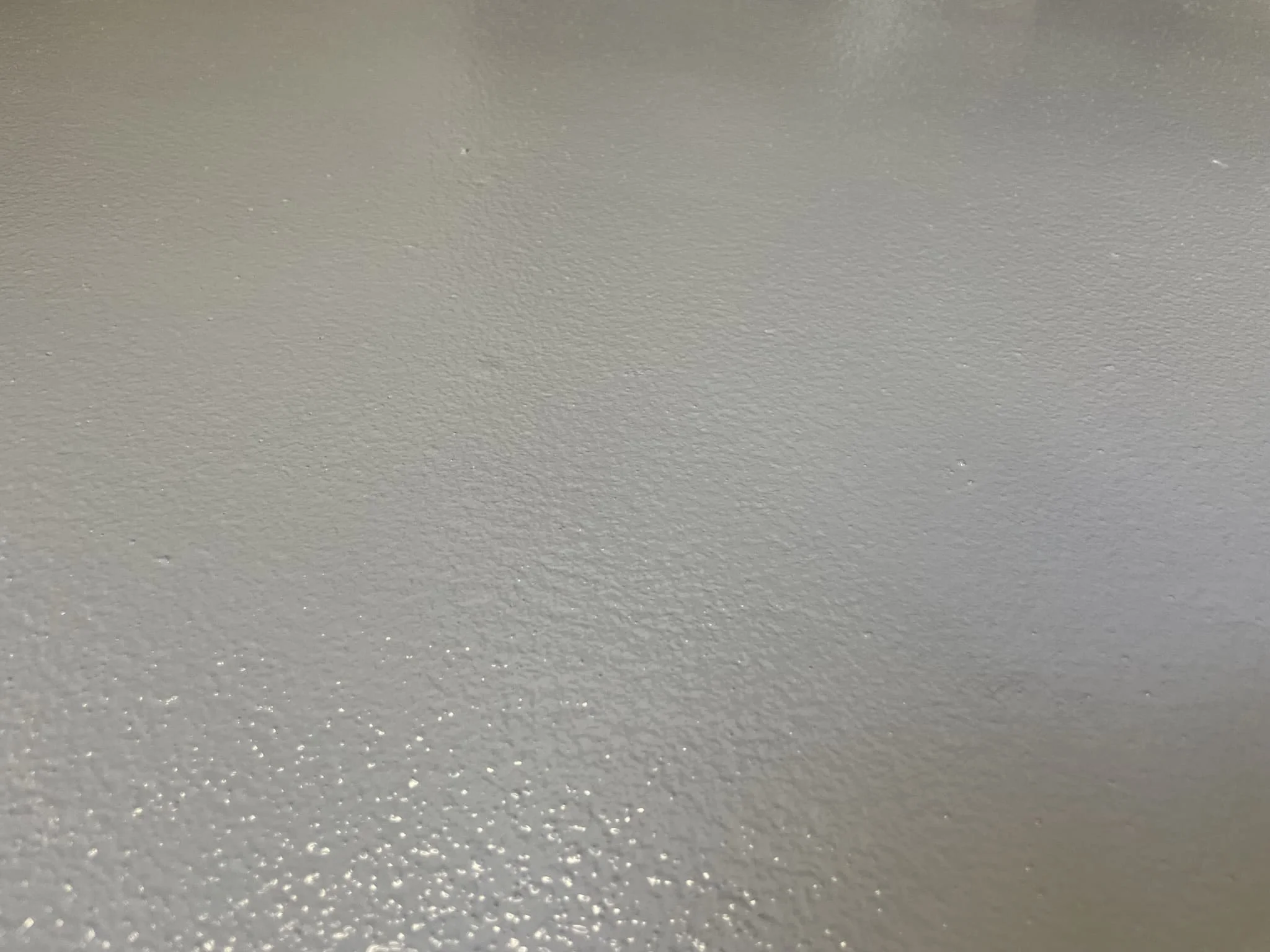 Проверка коэффициента трения и фактуры нового антискользящего пола на складе или ТЦ / ТопПолГарант