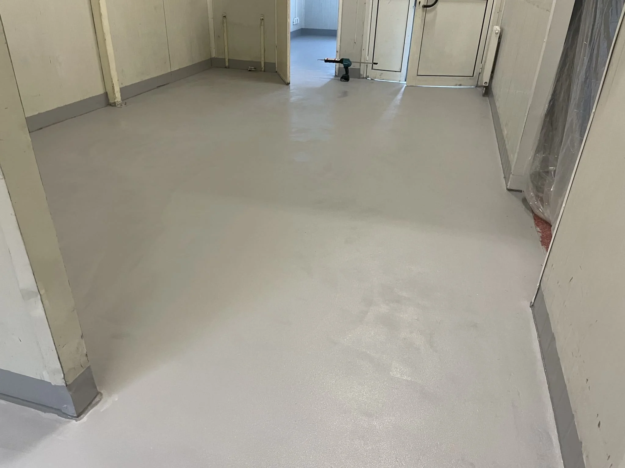 Тестовые зоны антискользящего покрытия в производственном помещении / ТопПолГарант