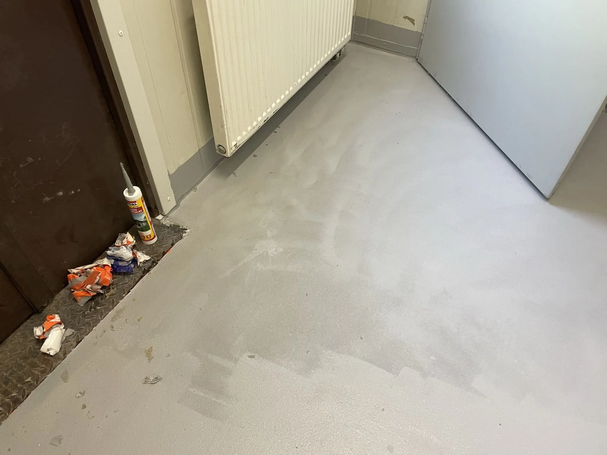 Готовый наливной пол с противоскользящим верхним слоем на складе или в цеху / ТопПолГарант