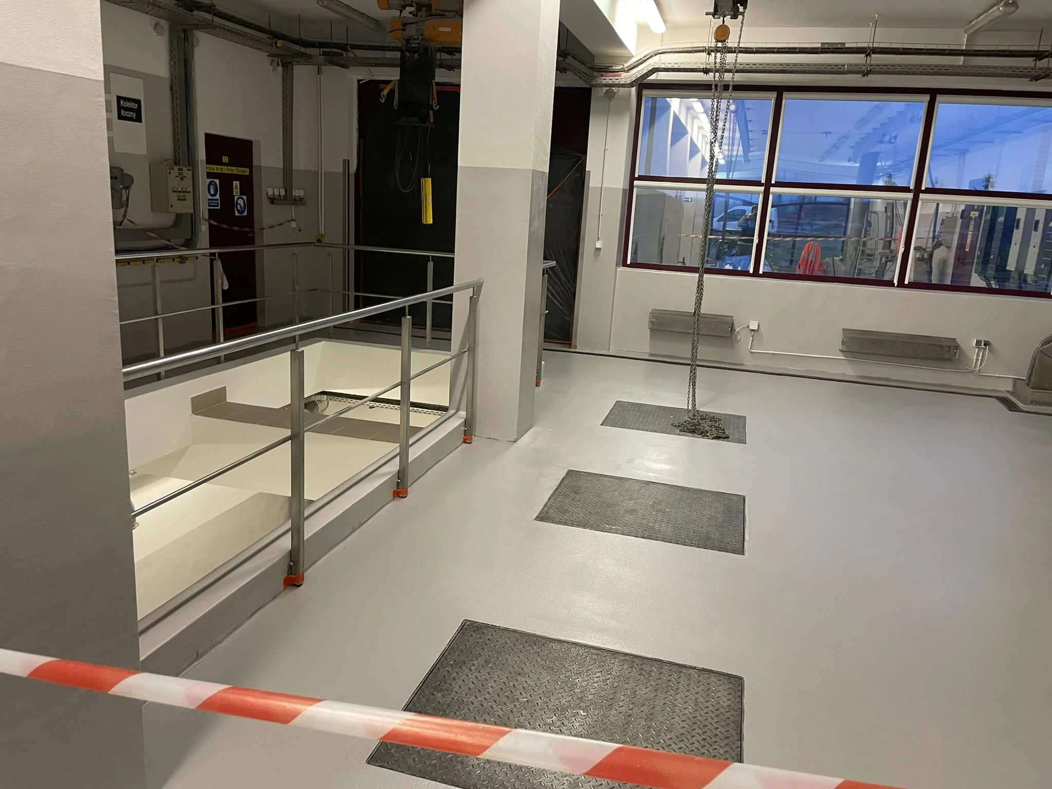 Посыпка кварцевого песка и монтаж антискользящего слоя на складе / ТопПолГарант