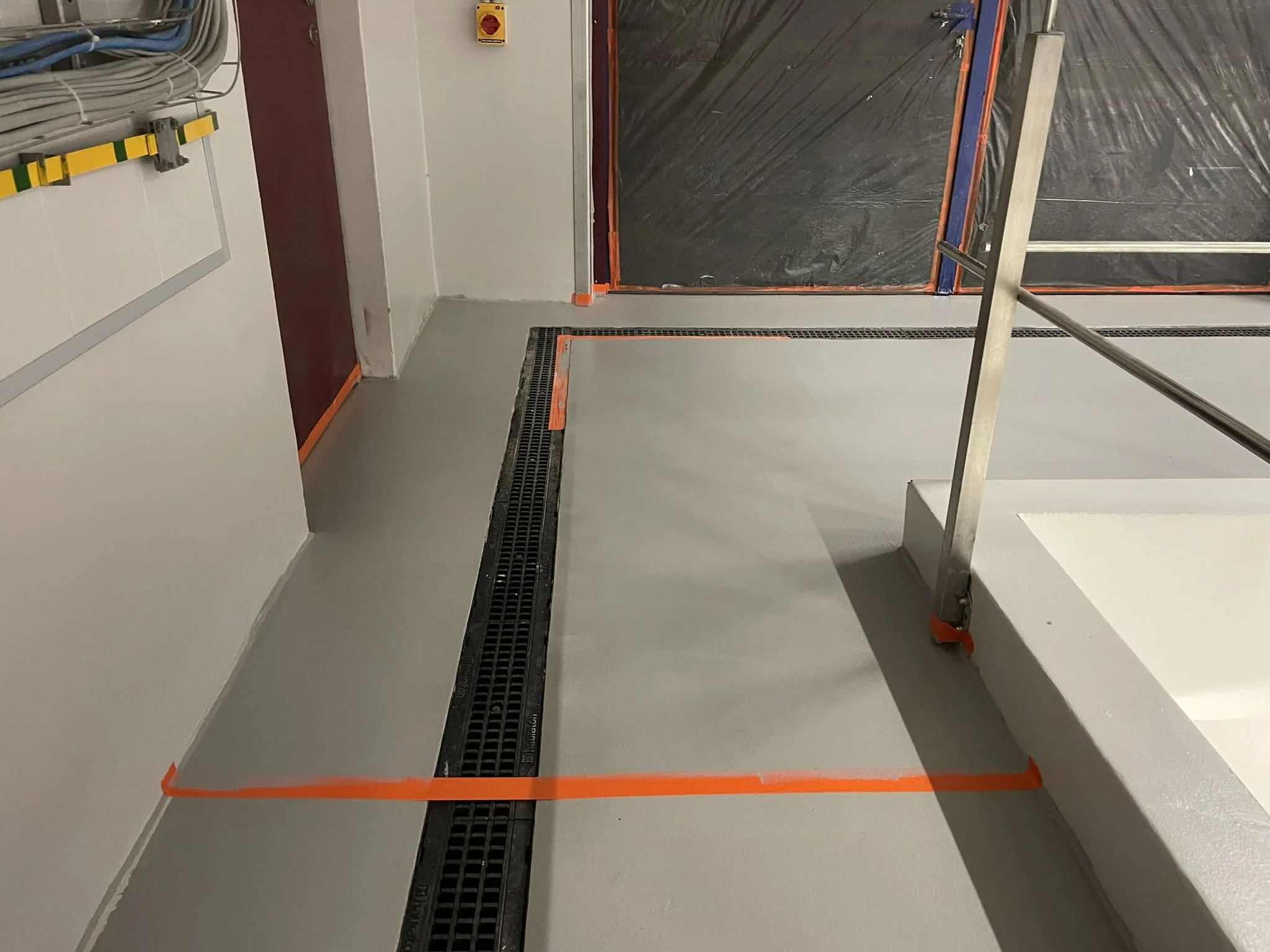 Готовый противоскользящий наливной пол с фактурой в пищевой или технической зоне / ТопПолГарант