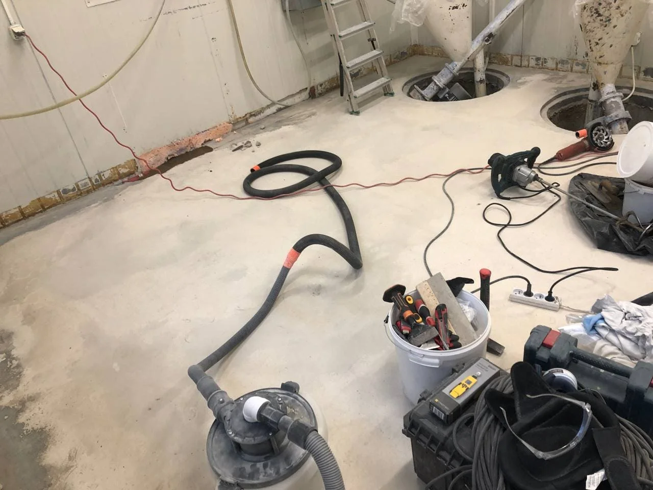 Монтаж и уход за фрагментом антискользящего наливного покрытия в ТЦ или на складе / ТопПолГарант