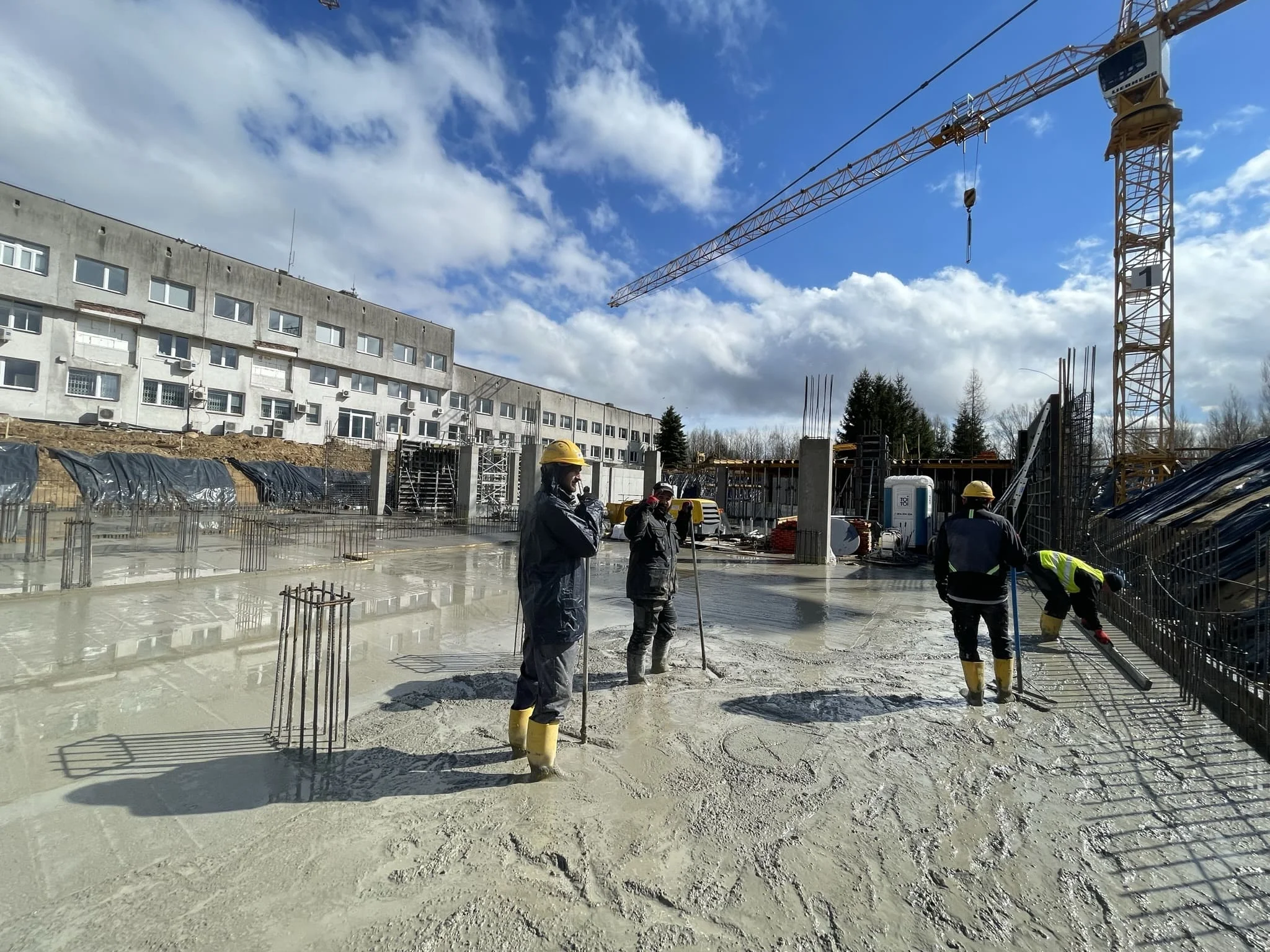 Нанесение наливного пола с разметкой на паркинге крупного ТЦ / ТопПолГарант