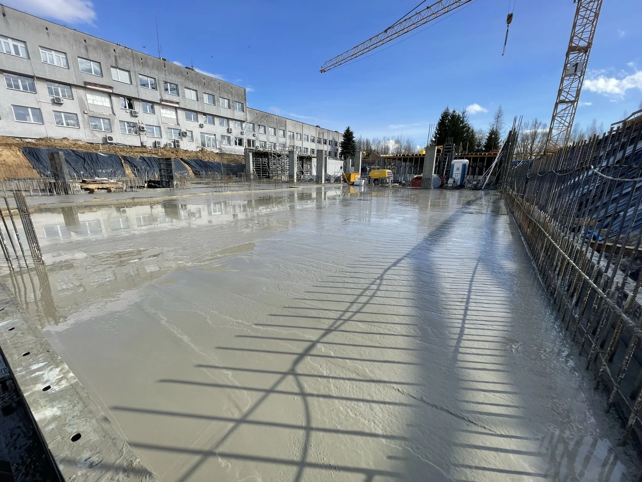 Процесс нанесения полимерного покрытия и разметки на паркинге / ТопПолГарант