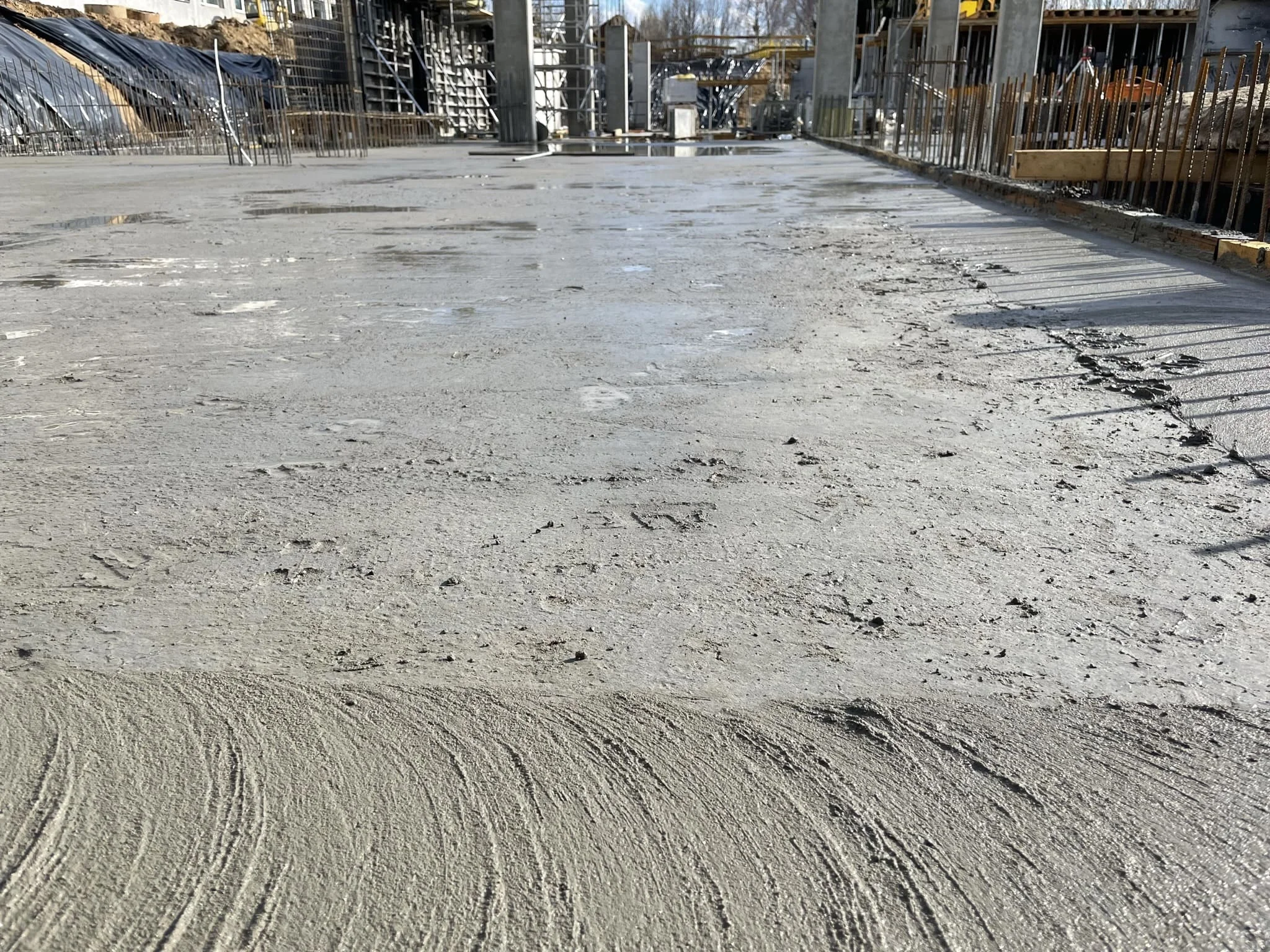 Сравнение бетонной основы и наливного пола в многоуровневой парковке / ТопПолГарант