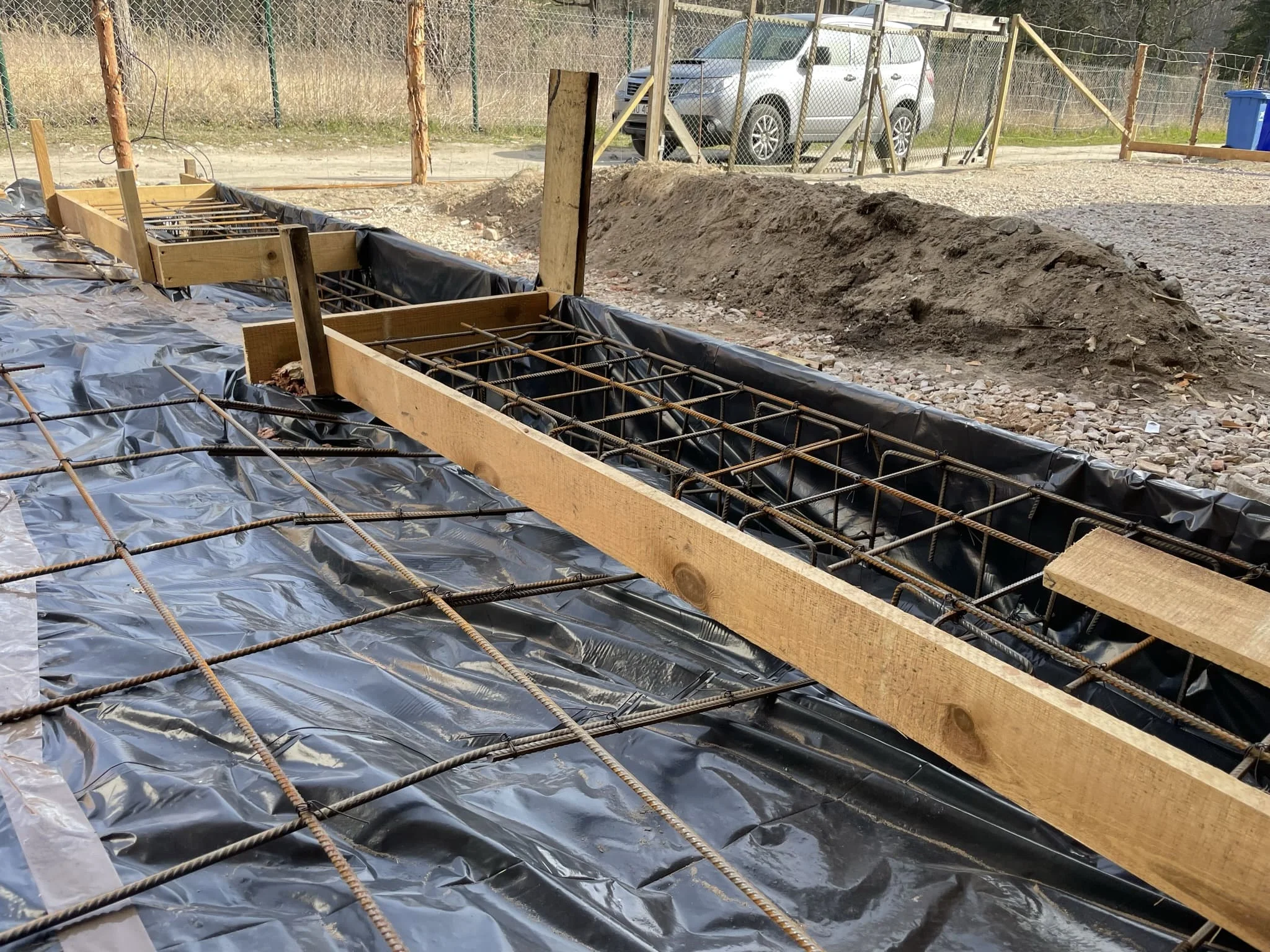 Монтаж полимерного пола с разметкой и швами на паркинге / ТопПолГарант