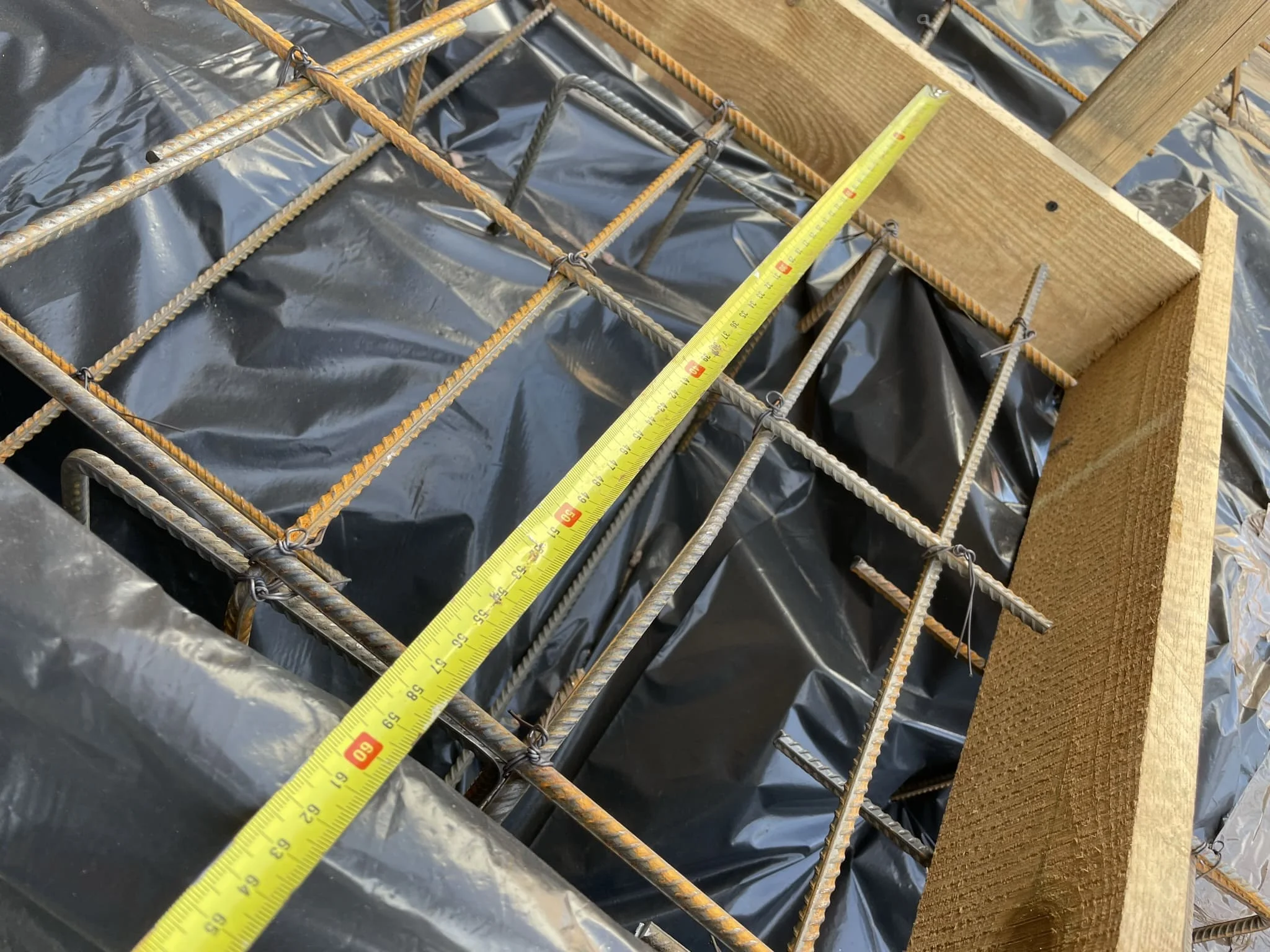 Монтаж бетонного пола с армированием и упрочнением на многоуровневой парковке / ТопПолГарант