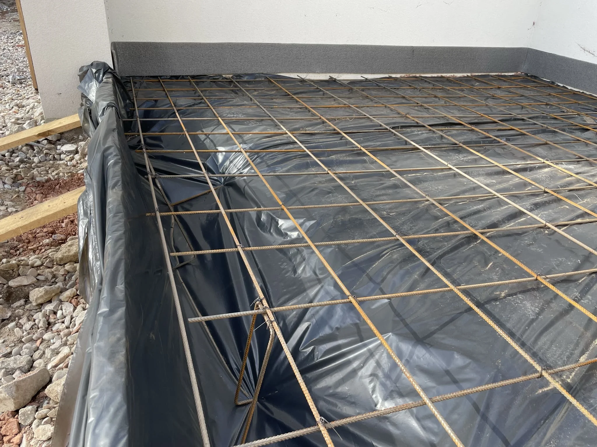 Готовый армированный бетонный пол с разметкой и противоскользящим финишем в паркинге / ТопПолГарант