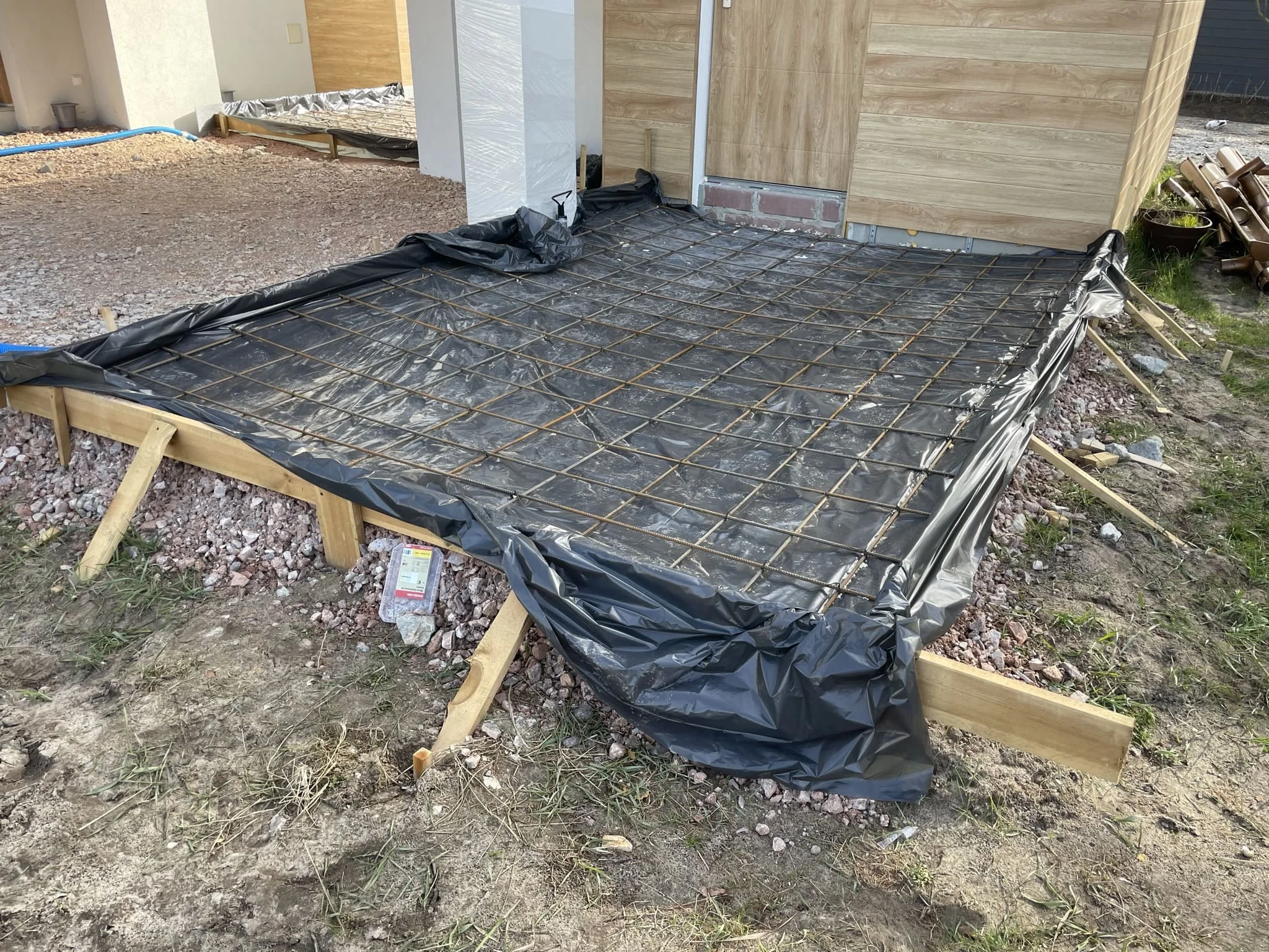 Фрагмент бетонного пола с топпингом и разметкой через год эксплуатации / ТопПолГарант