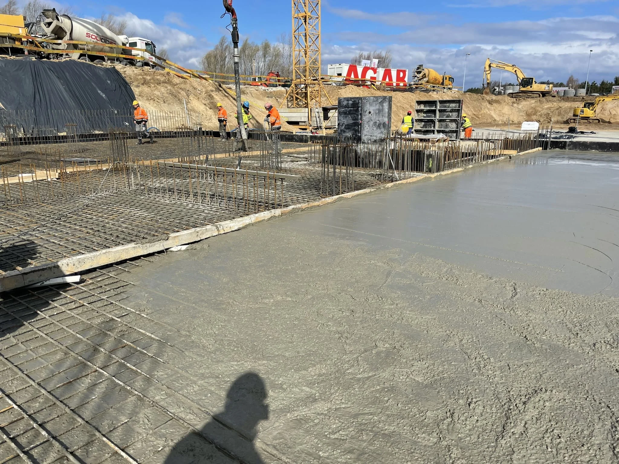 Армирование и заливка бетонного пола на площадке многоуровнего паркинга / ТопПолГарант