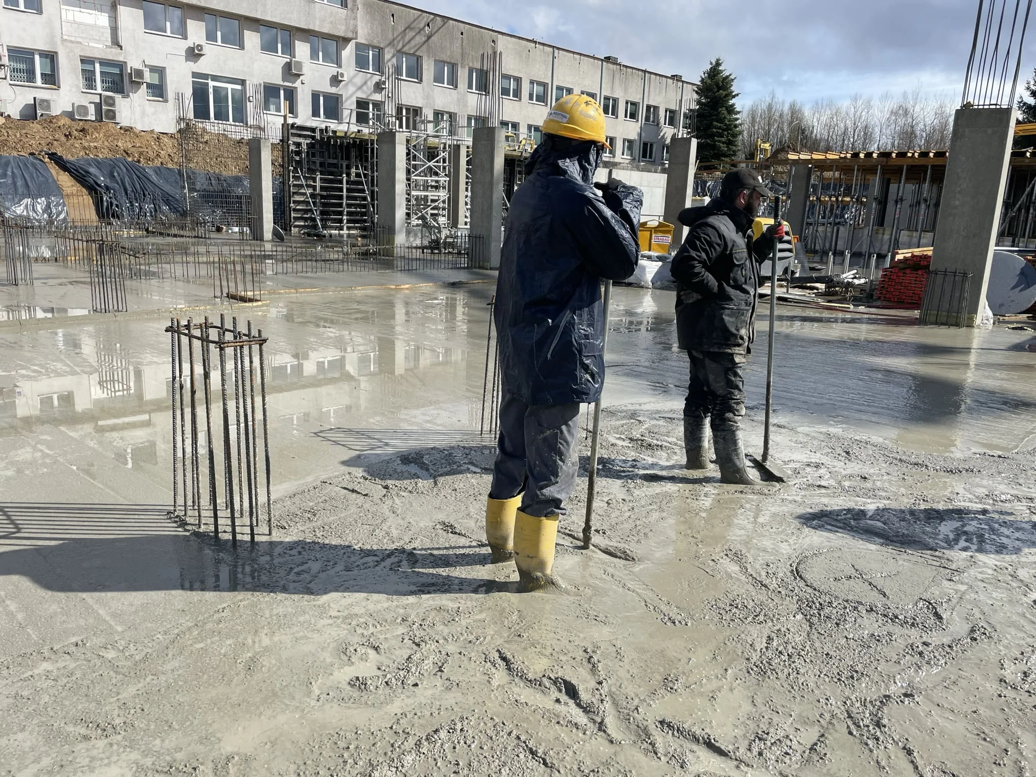 Ремонт трещины на бетонном полу въезда паркинга с нанесением упрочняющей смеси / ТопПолГарант