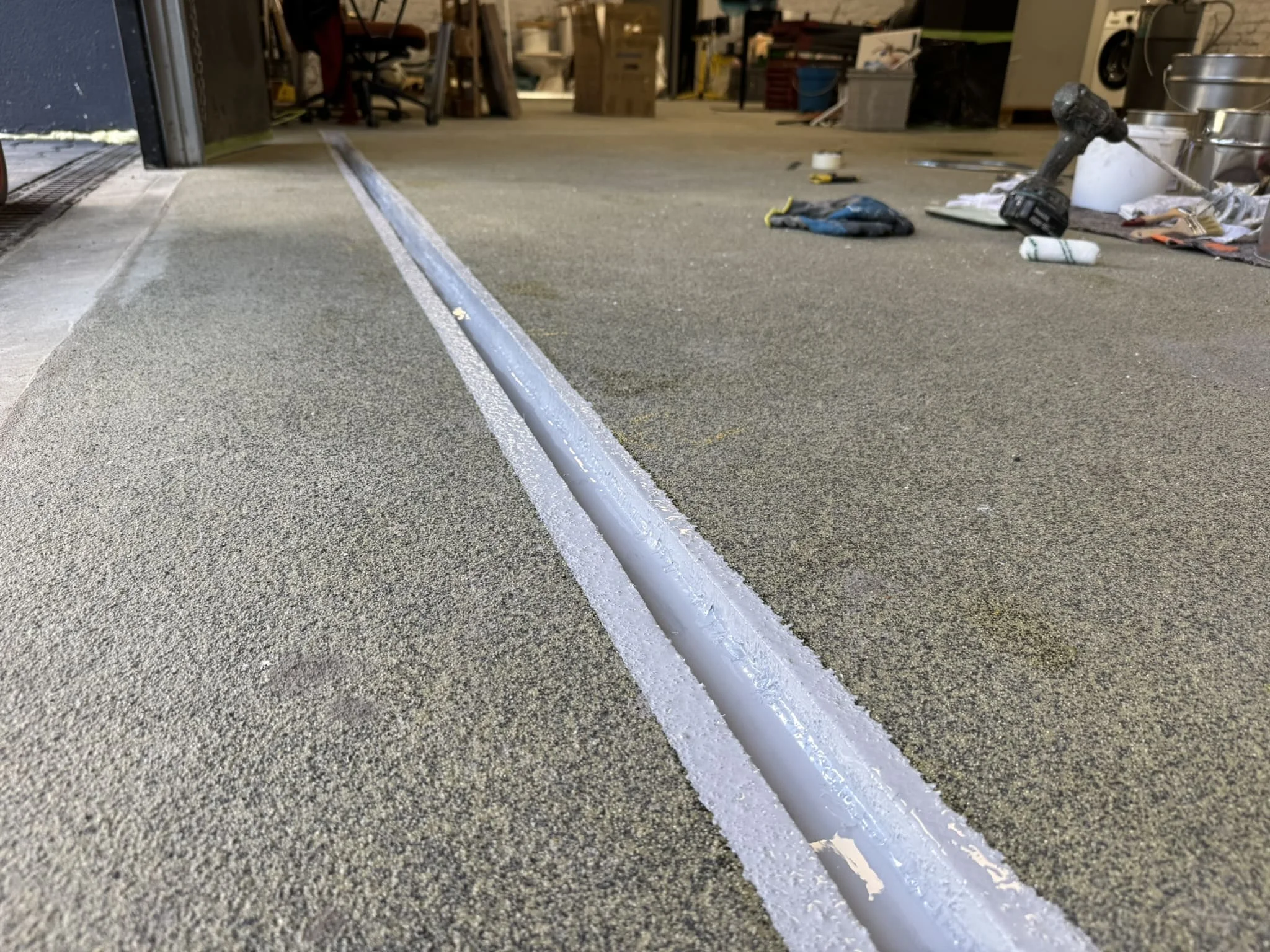 Наливной полимерный пол на въезде паркинга после зимней эксплуатации / ТопПолГарант