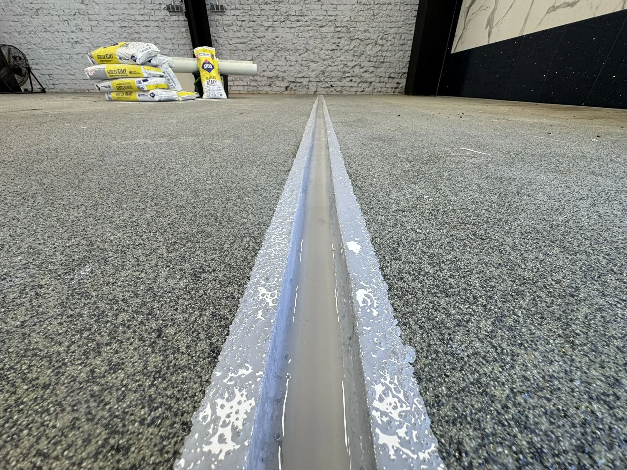 Бесшовное цветное полимерное покрытие с разметкой на многоуровневой автостоянке / ТопПолГарант