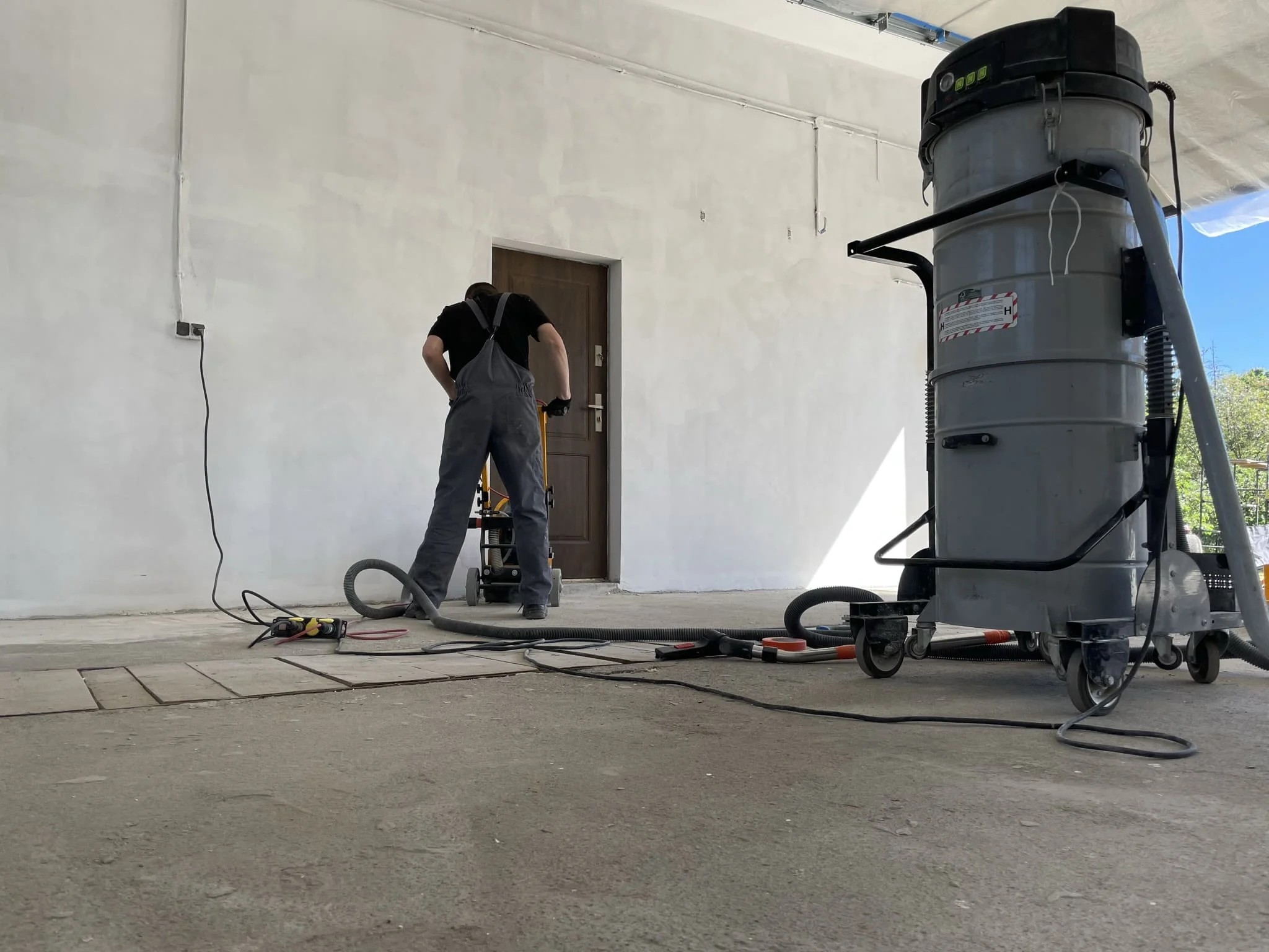 Монтаж цветного полимерного полa с разметкой на парковке ТЦ / ТопПолГарант