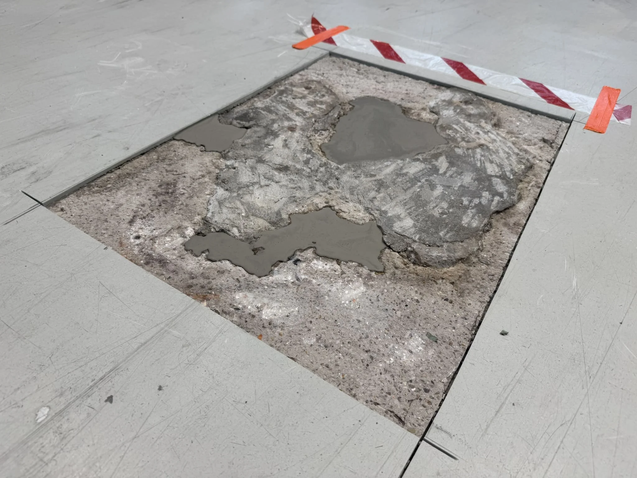 Процесс заливки полимерного пола с разметкой на парковке торгового центра / ТопПолГарант