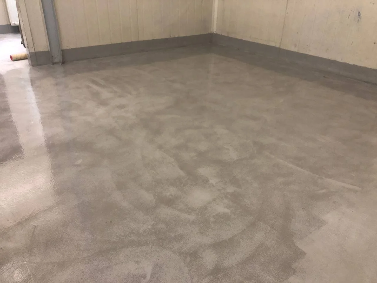 Монтаж цветного полимерного пола с разметкой в современном паркинге / ТопПолГарант