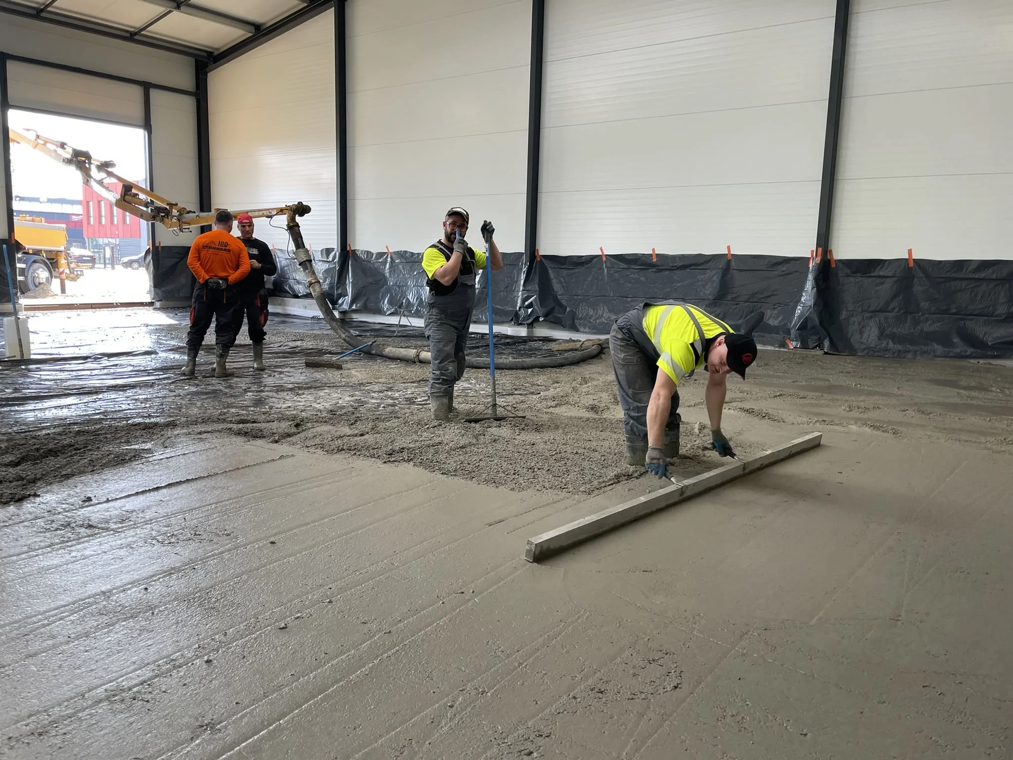 Лазерный бетоноукладчик laser screed VANSE YZ30-4E в работе на промышленном объекте — выравнивание бетонного пола / ТопПолГарант
