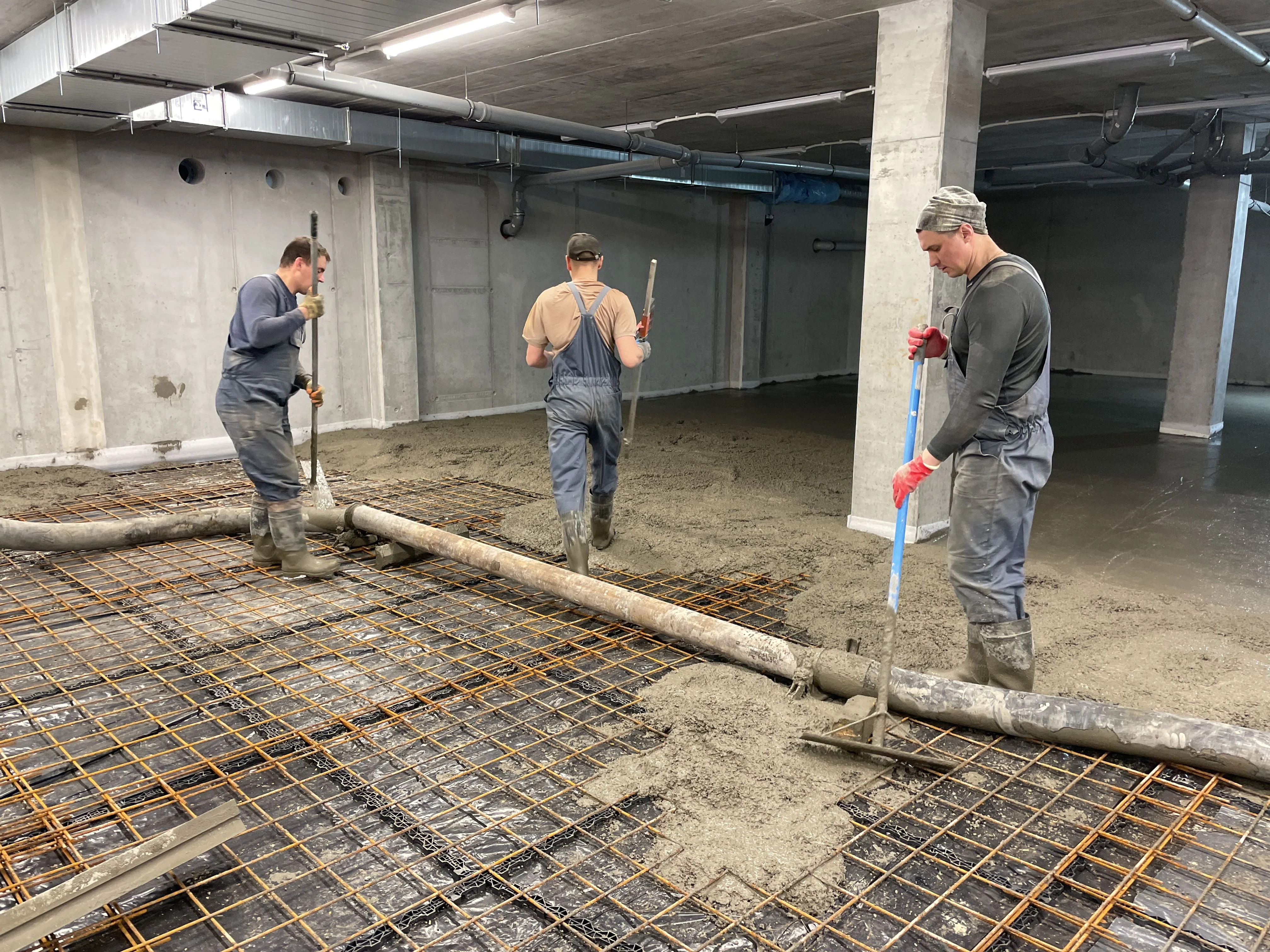 Заливка наливного бетонного пола в производственном ангаре
