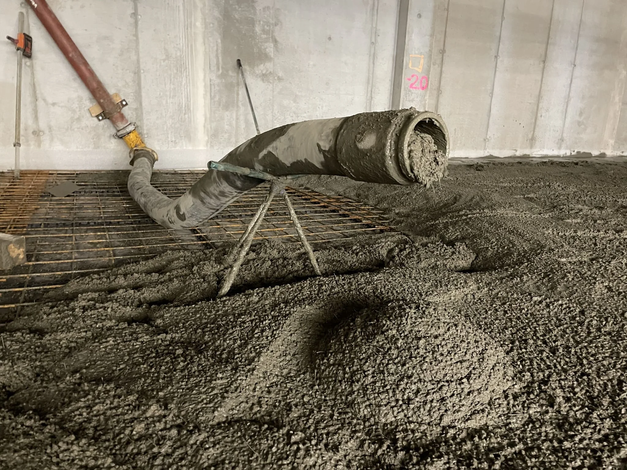 Готовый наливной бетонный пол — ровное монолитное покрытие на складе