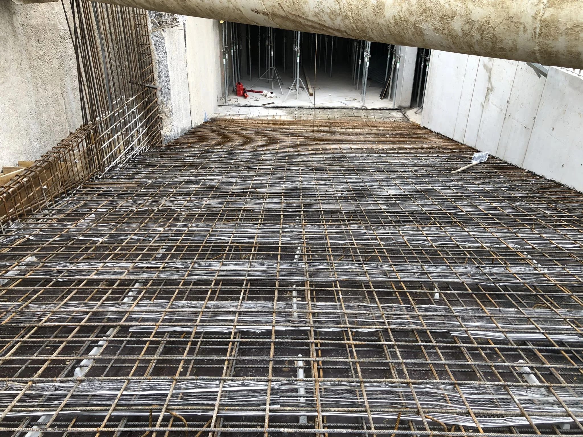 Процесс устройства армированного бетонного пола на складе