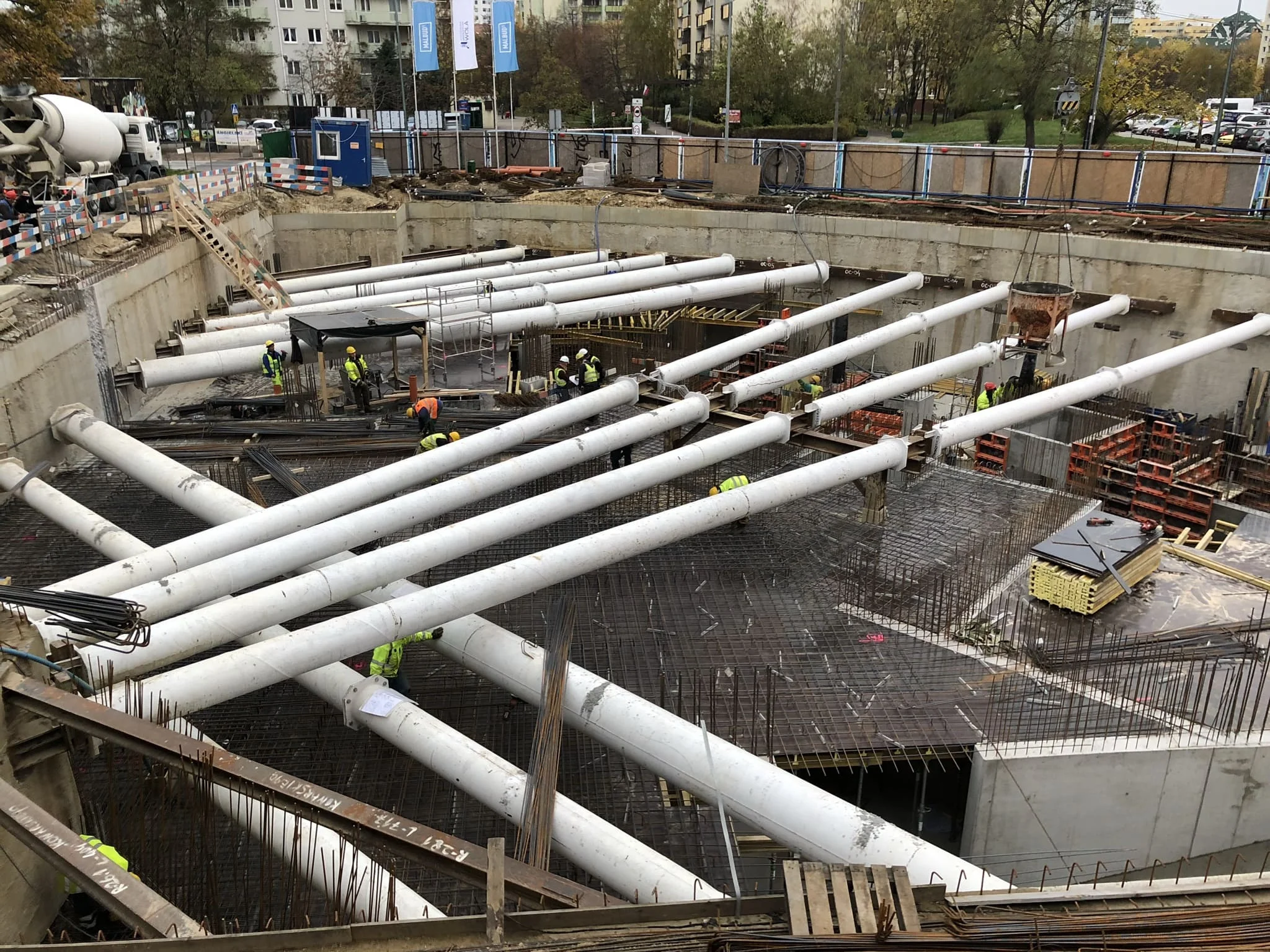 Монтаж армированной бетонной стяжки с металлической сеткой