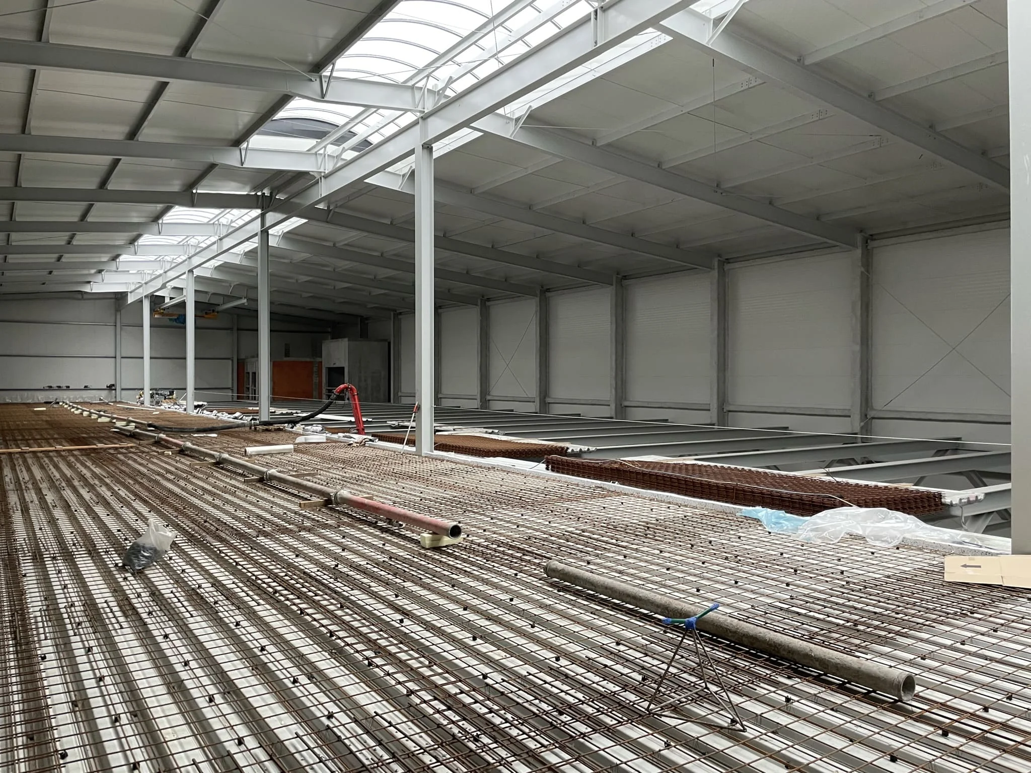 Монтаж армированной бетонной стяжки пола на складе