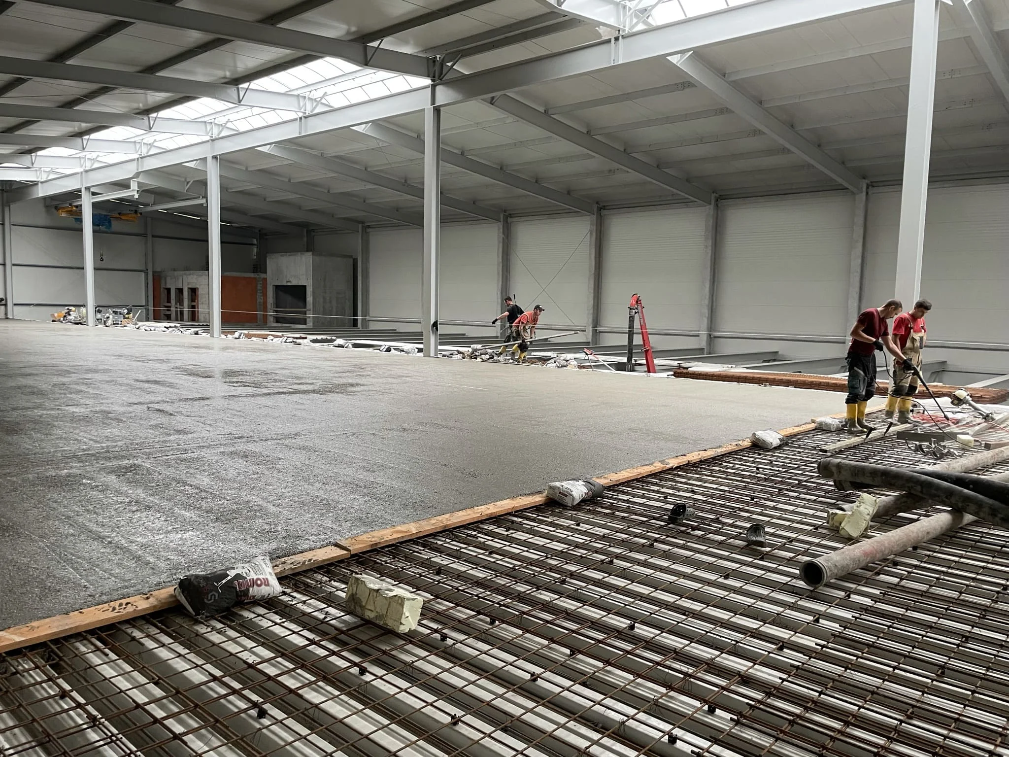 Готовая бетонная стяжка пола с топпингом и идеально ровной поверхностью