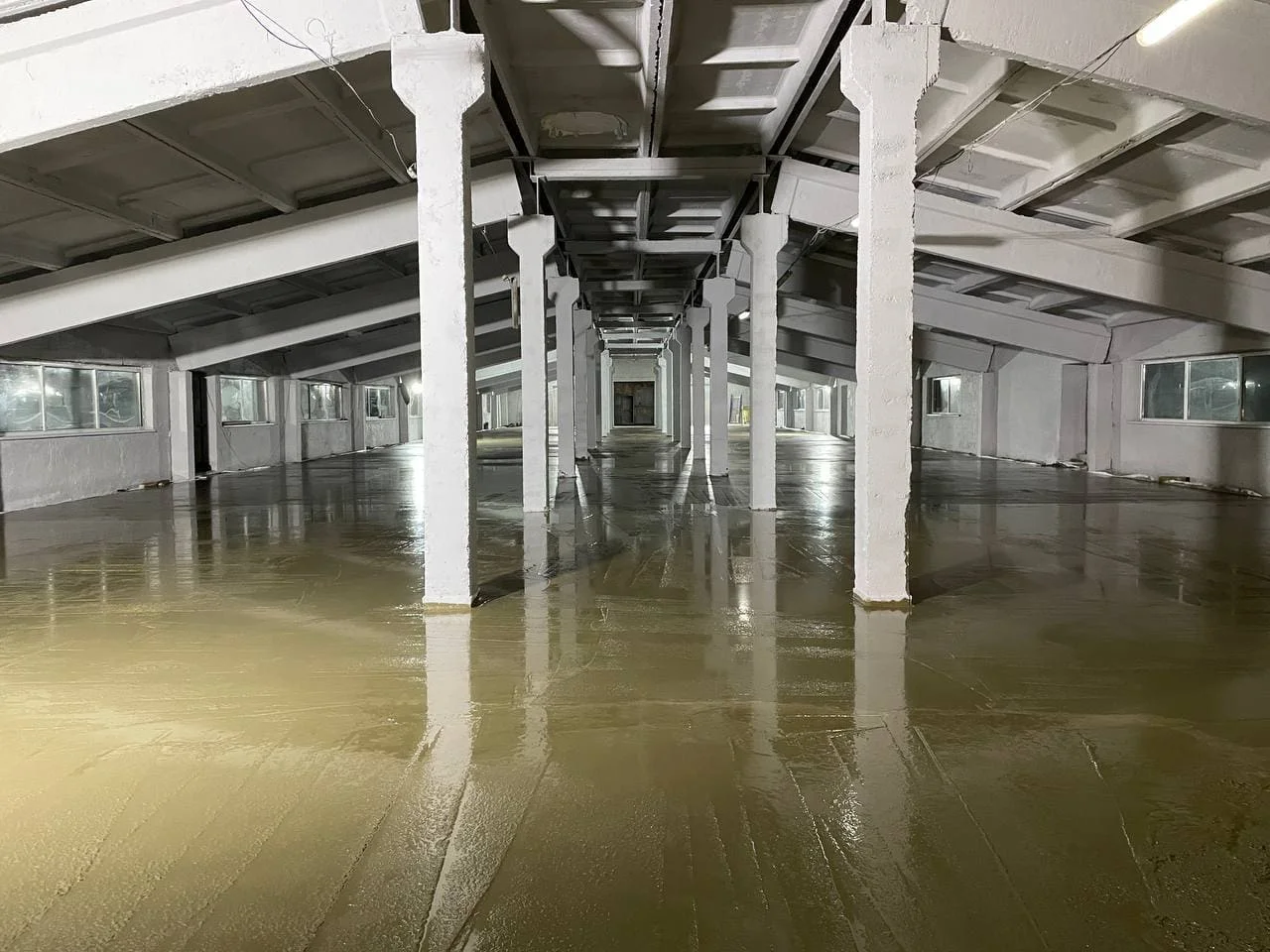 Монтаж износостойкого бетонного пола с топпингом для склада