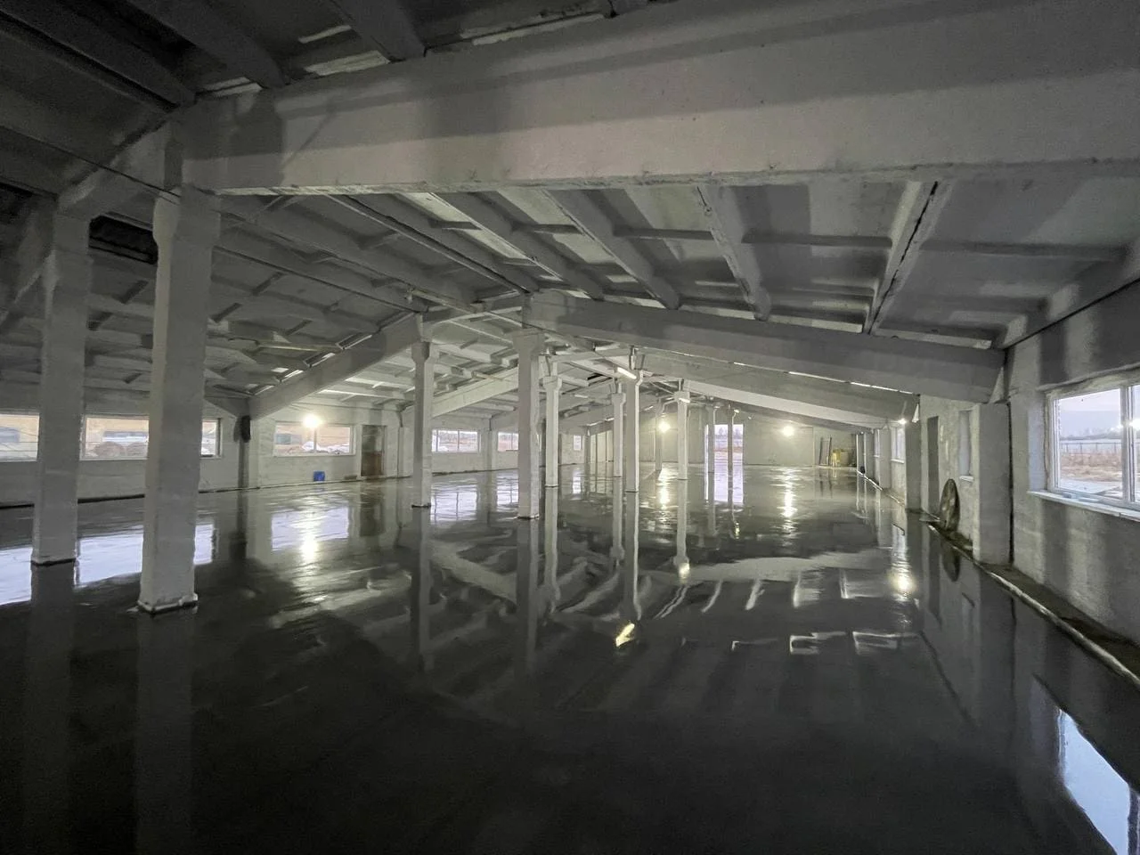 Армированные износостойкие бетонные полы в цеху крупного предприятия