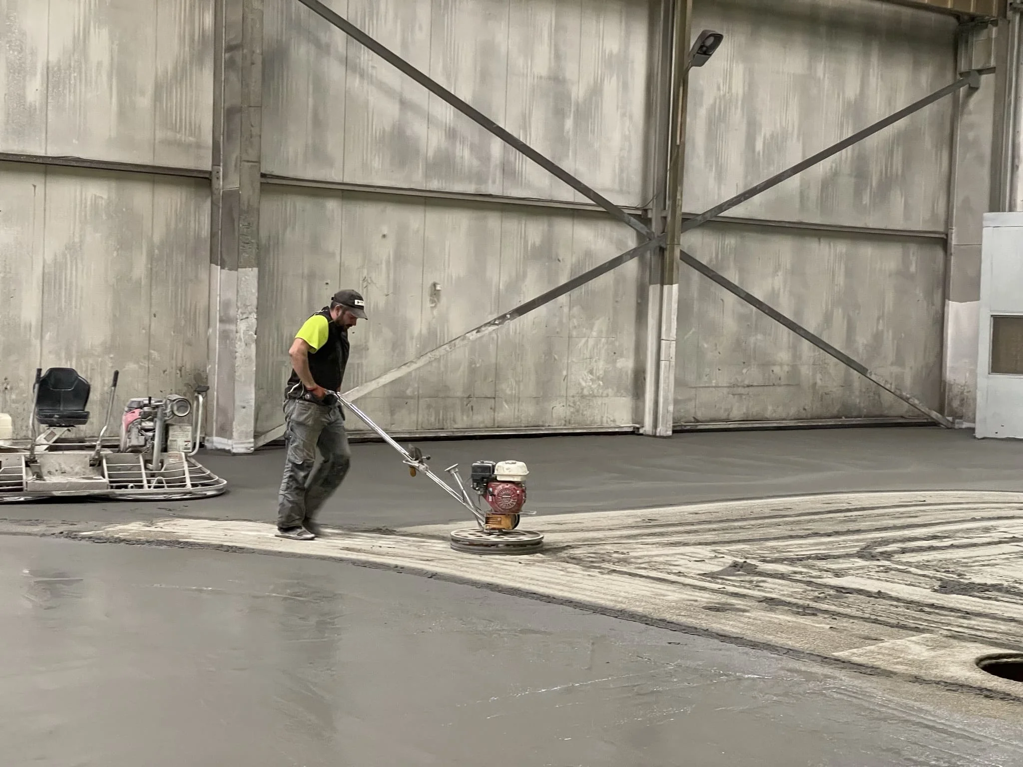 Устройство топпингового покрытия бетонного пола на складе