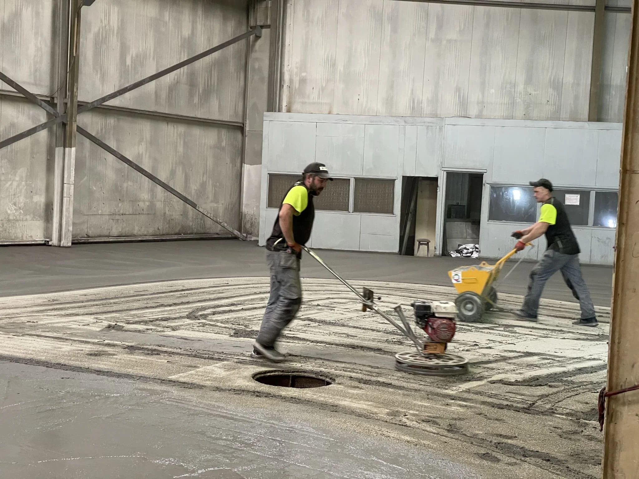 Топпинговый бетонный пол после затирки — идеально ровная и упрочненная поверхность