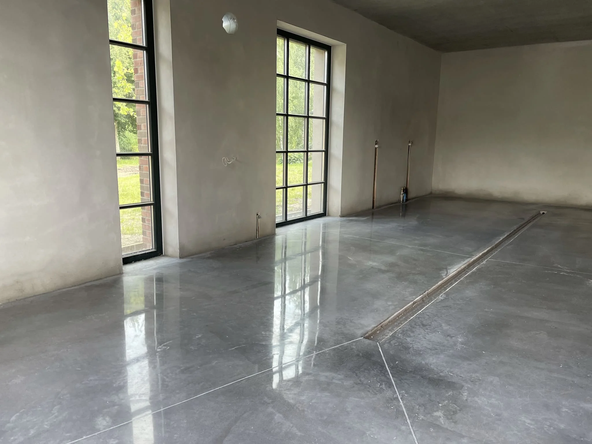 Процесс полировки бетонного пола промышленной машиной