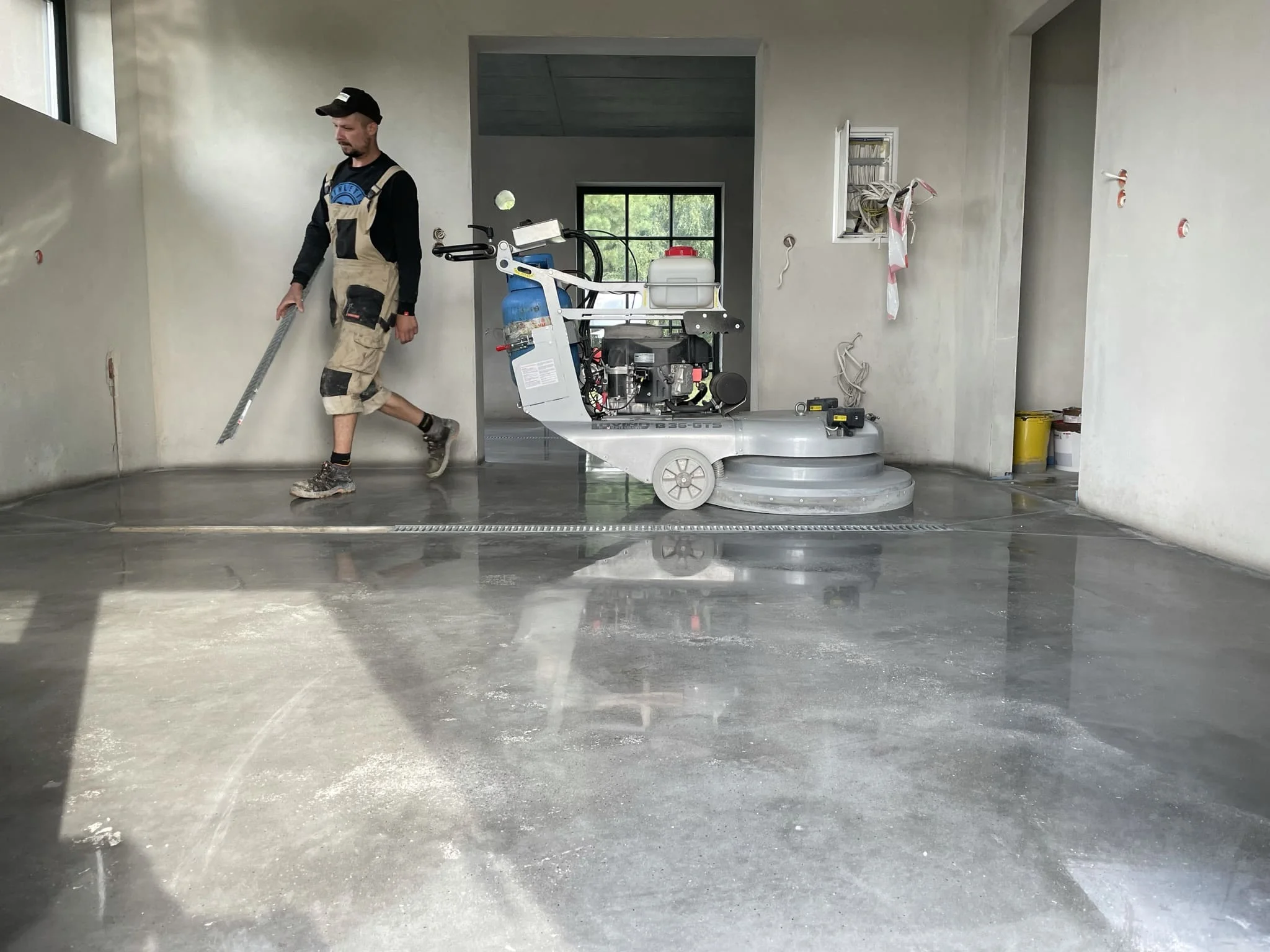 Готовый полированный бетонный пол с глянцевой поверхностью на складе