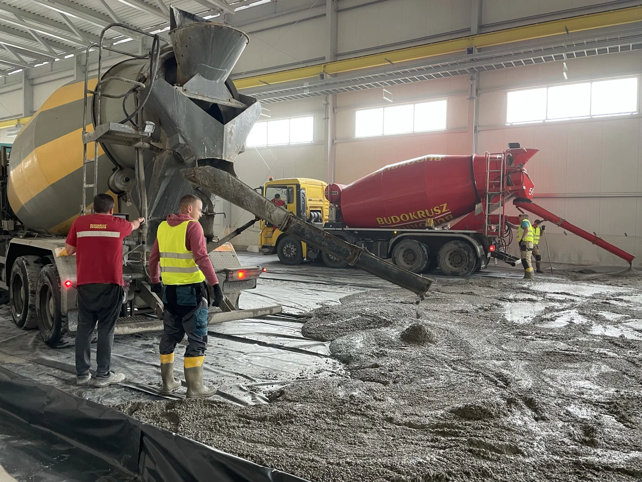 Заливка монолитного бесшовного бетонного пола на складе