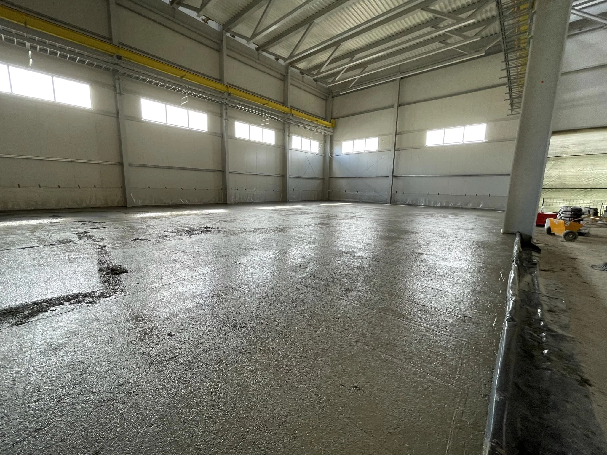 Бесшовный бетонный пол — ровная поверхность без трещин и стыков в производственном помещении