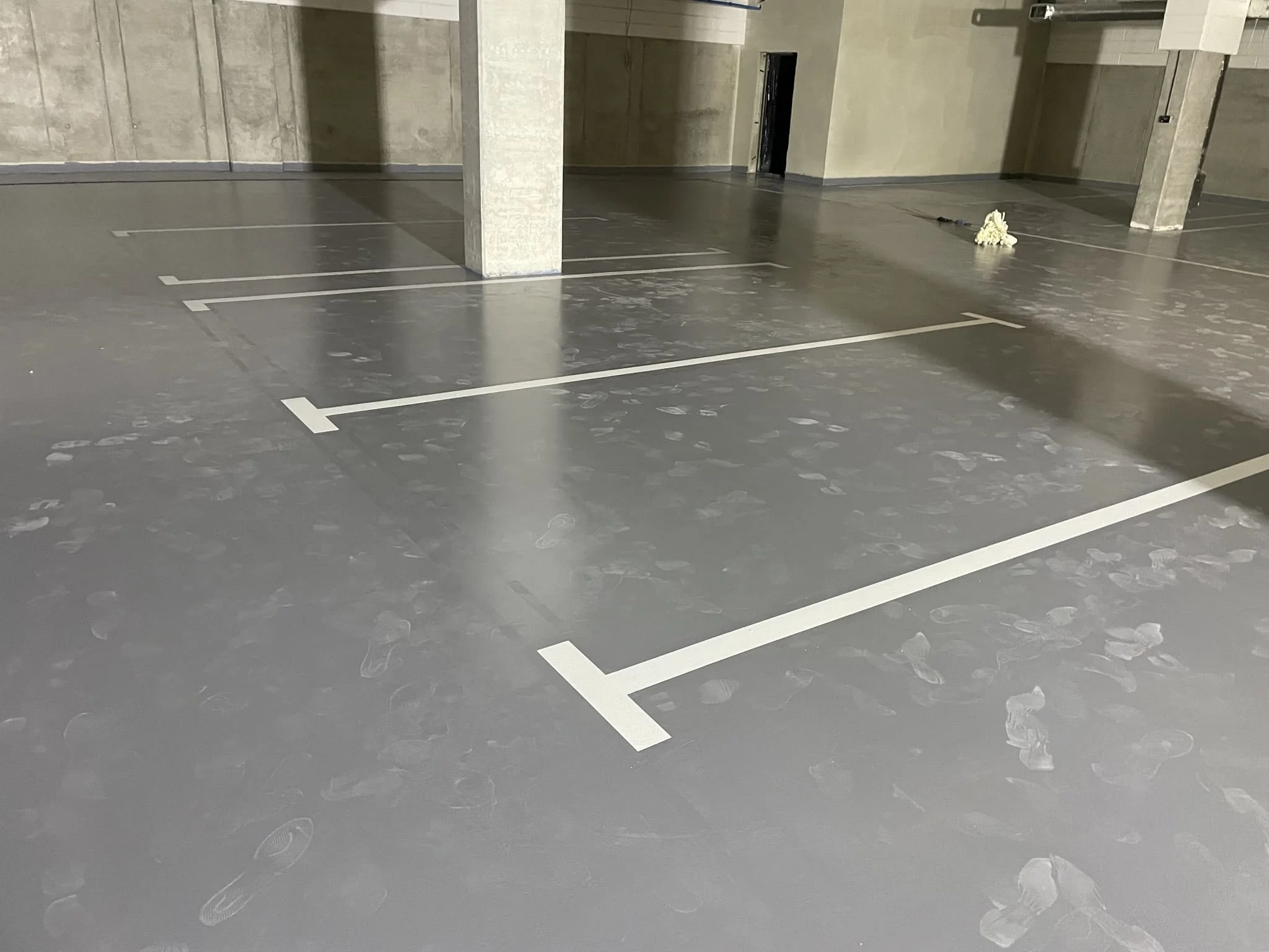 Полимерное покрытие пола на складе — глянцевая ровная поверхность