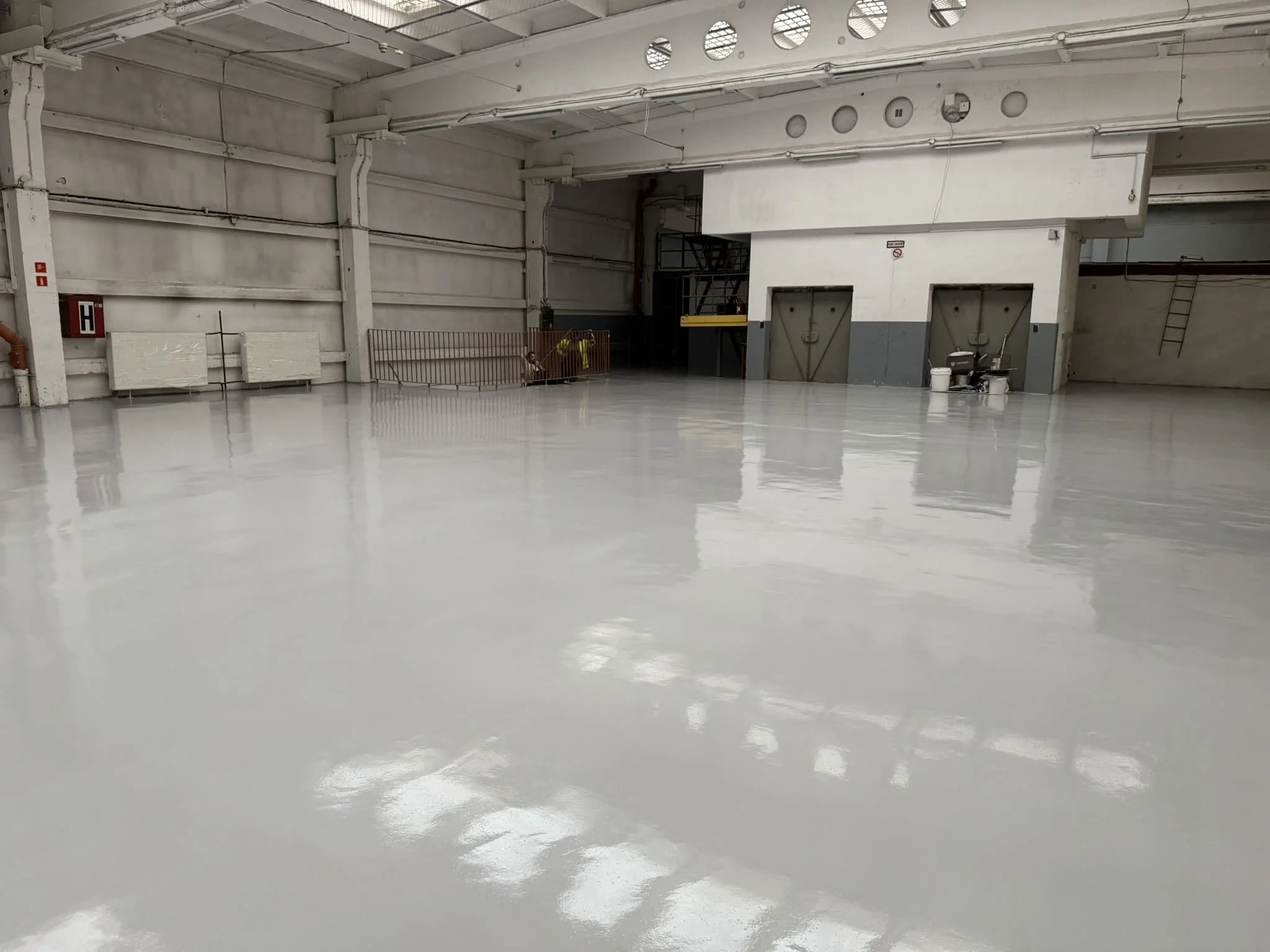 Монтаж полиуретанового наливного пола в промышленном цехе