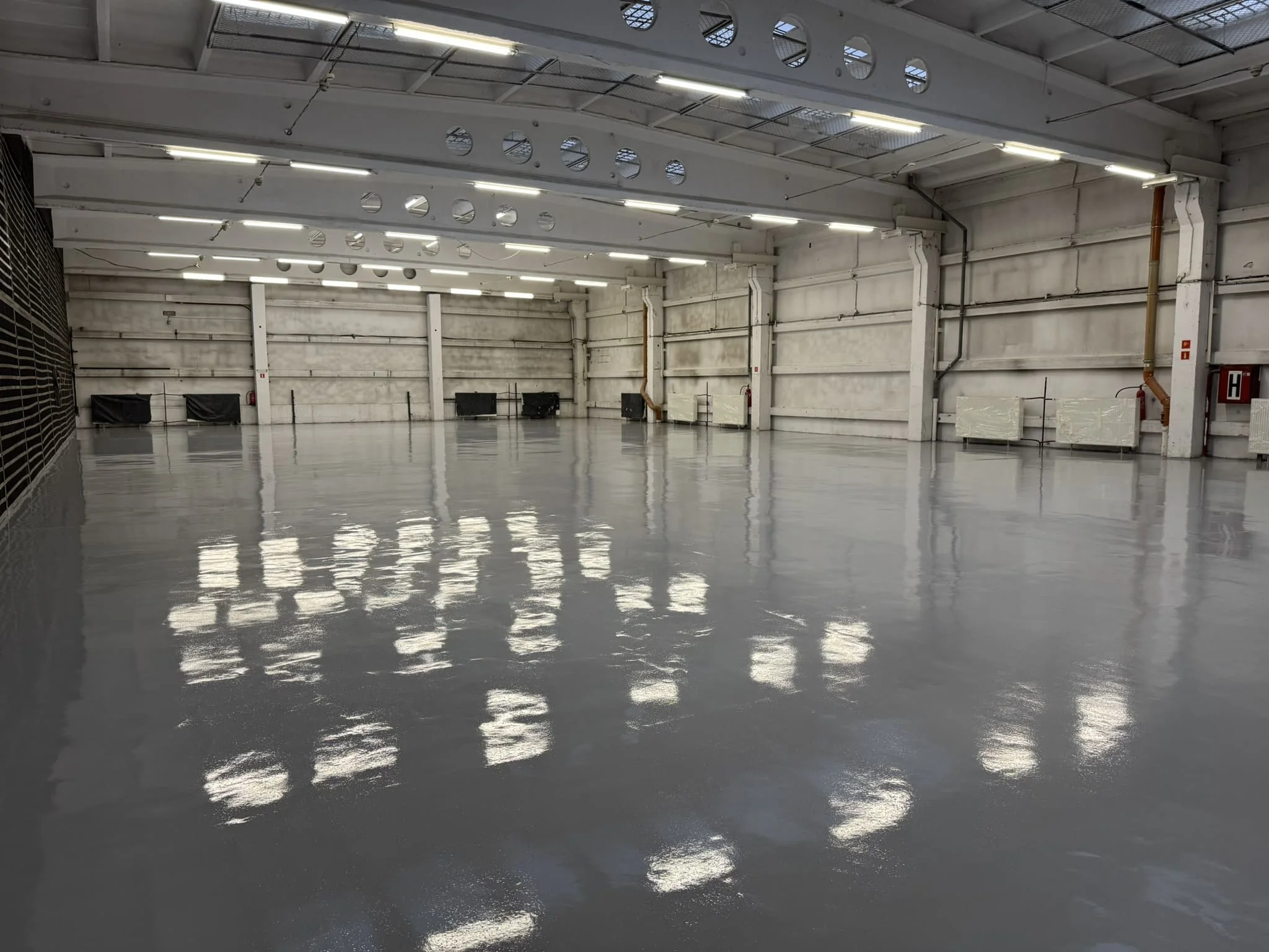 Готовый промышленный полиуретановый пол с матовой фактурой и высокой износостойкостью