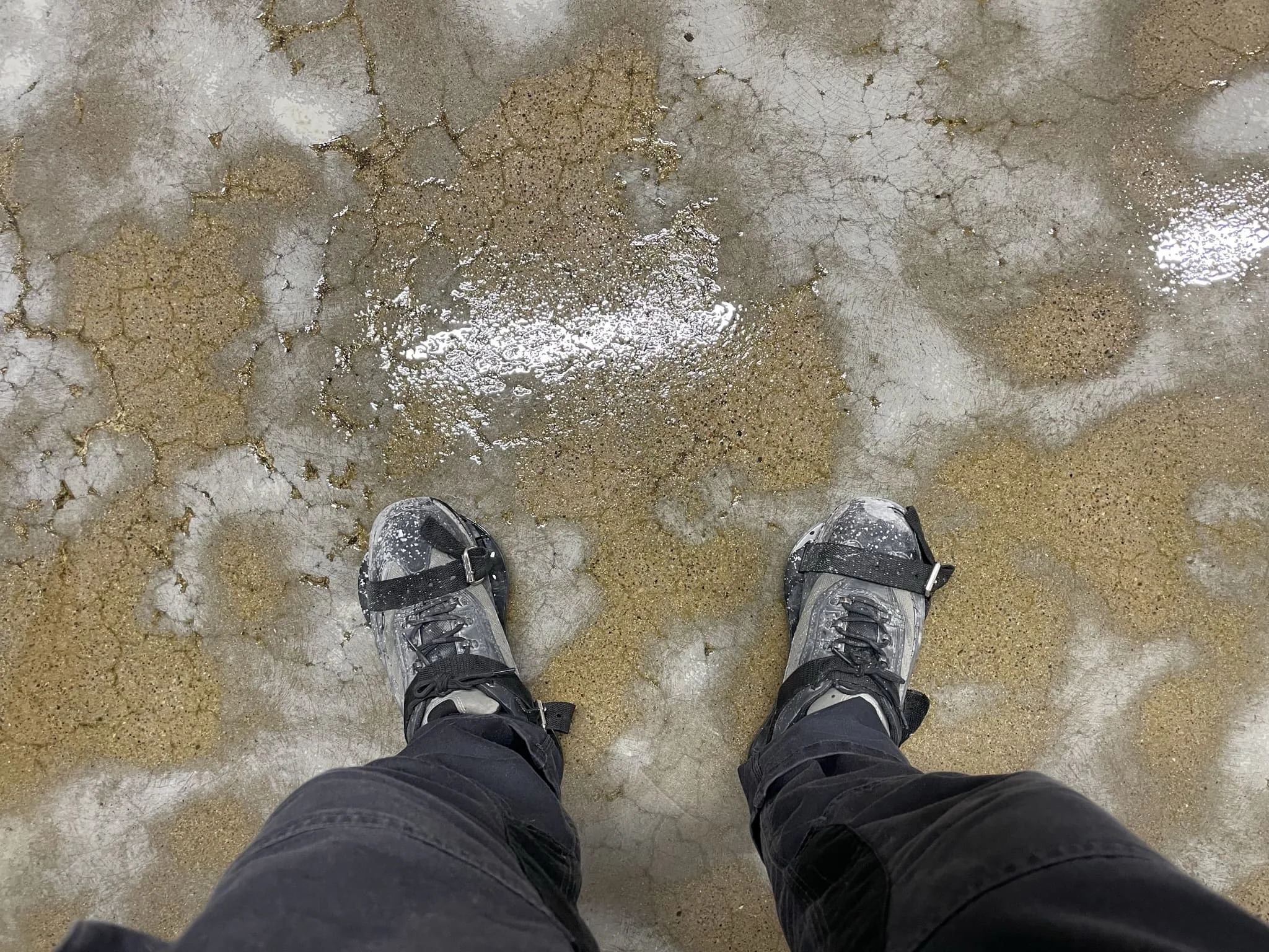 Готовый тонкослойный бесшовный наливной пол в промышленном помещении