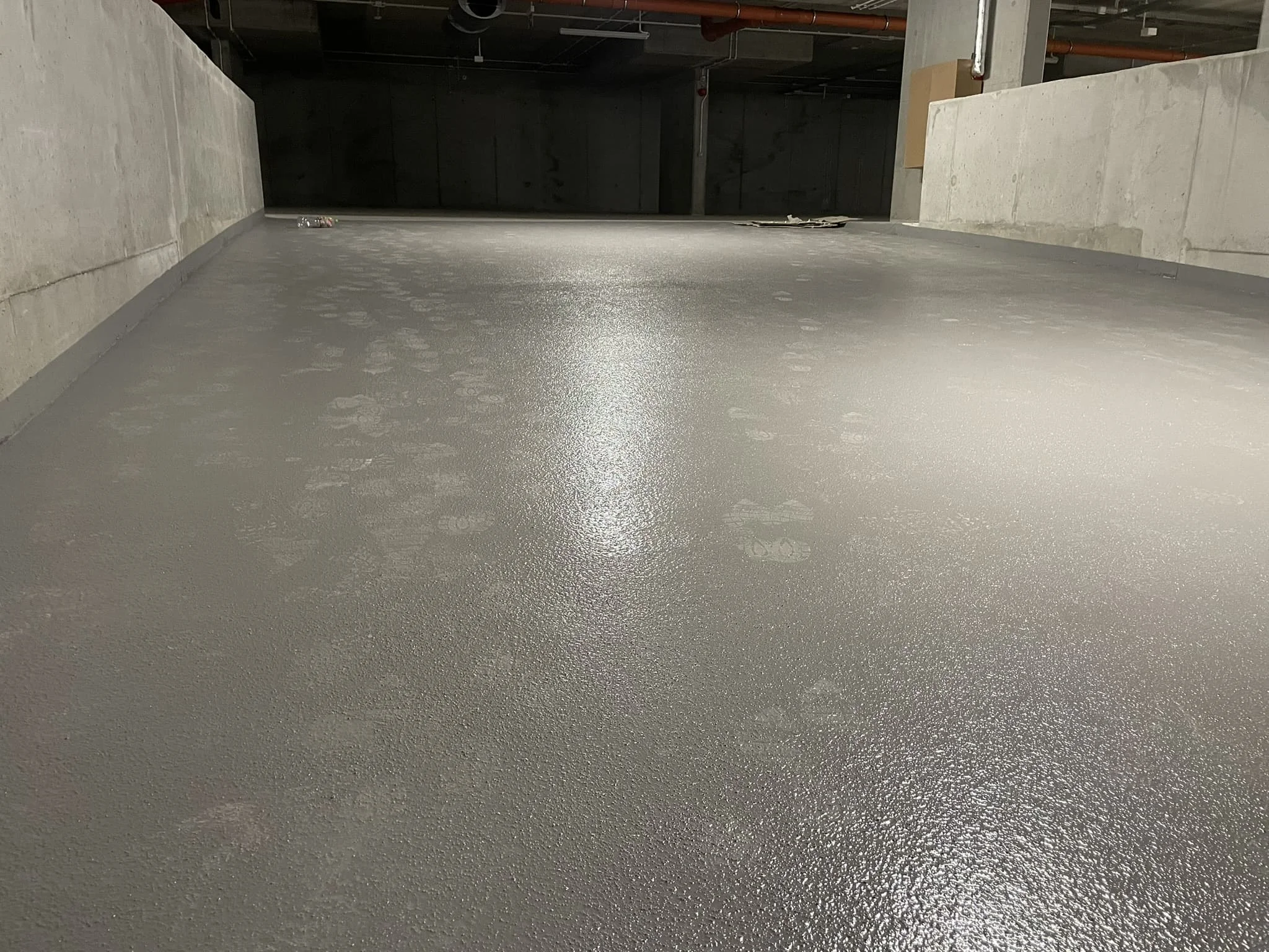 Готовый кварценаполненный пол — гладкая поверхность с противоскользящим эффектом